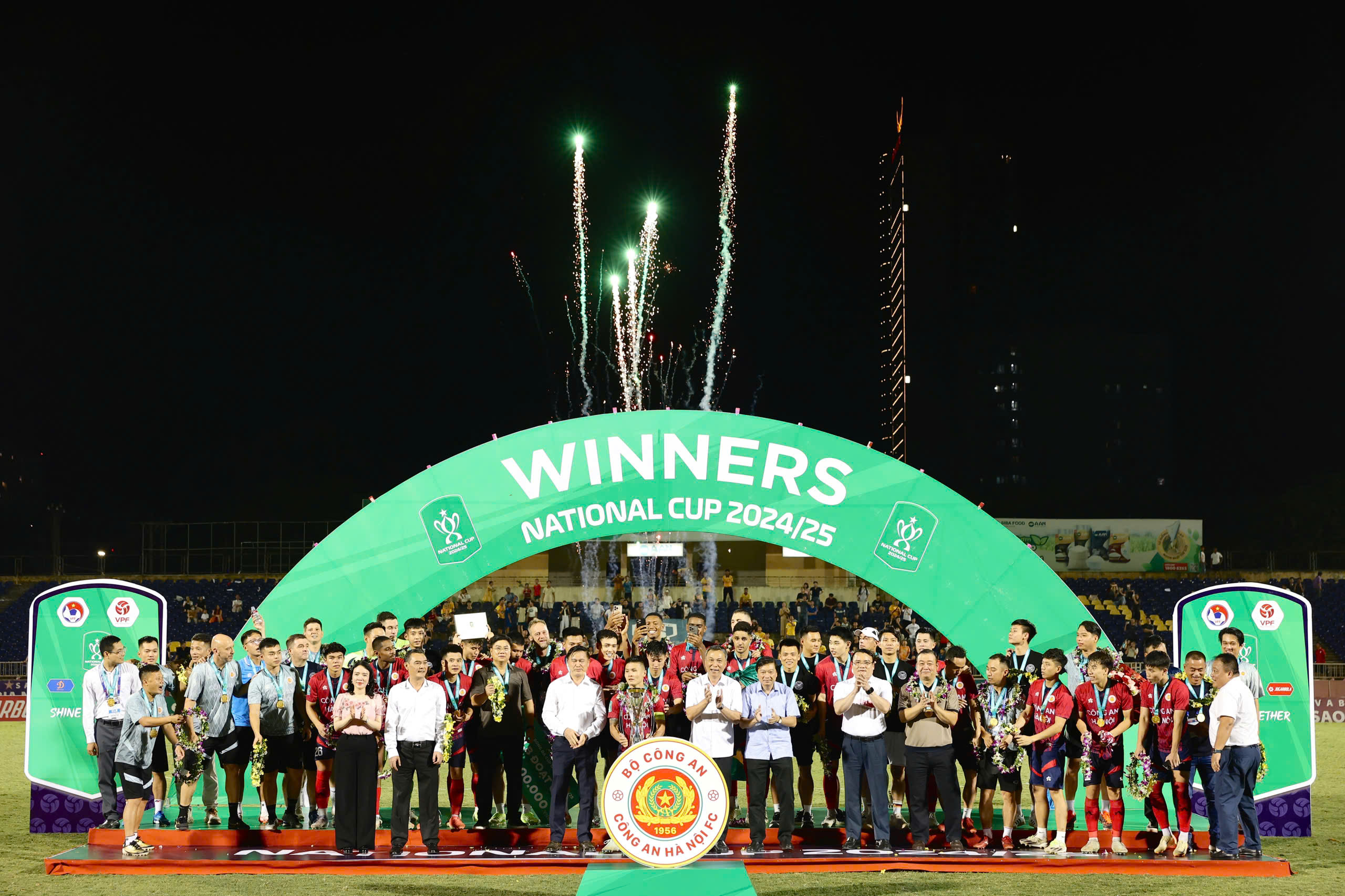 Tým CAHN porazil SLNA 5:0: Vyhrál Národní pohár s bonusem 2 miliardy VND - Foto 1. Đội CAHN thắng đậm SLNA 5-0: Vô địch Cúp quốc gia với tiền thưởng 2 tỉ đồng- Ảnh 1.