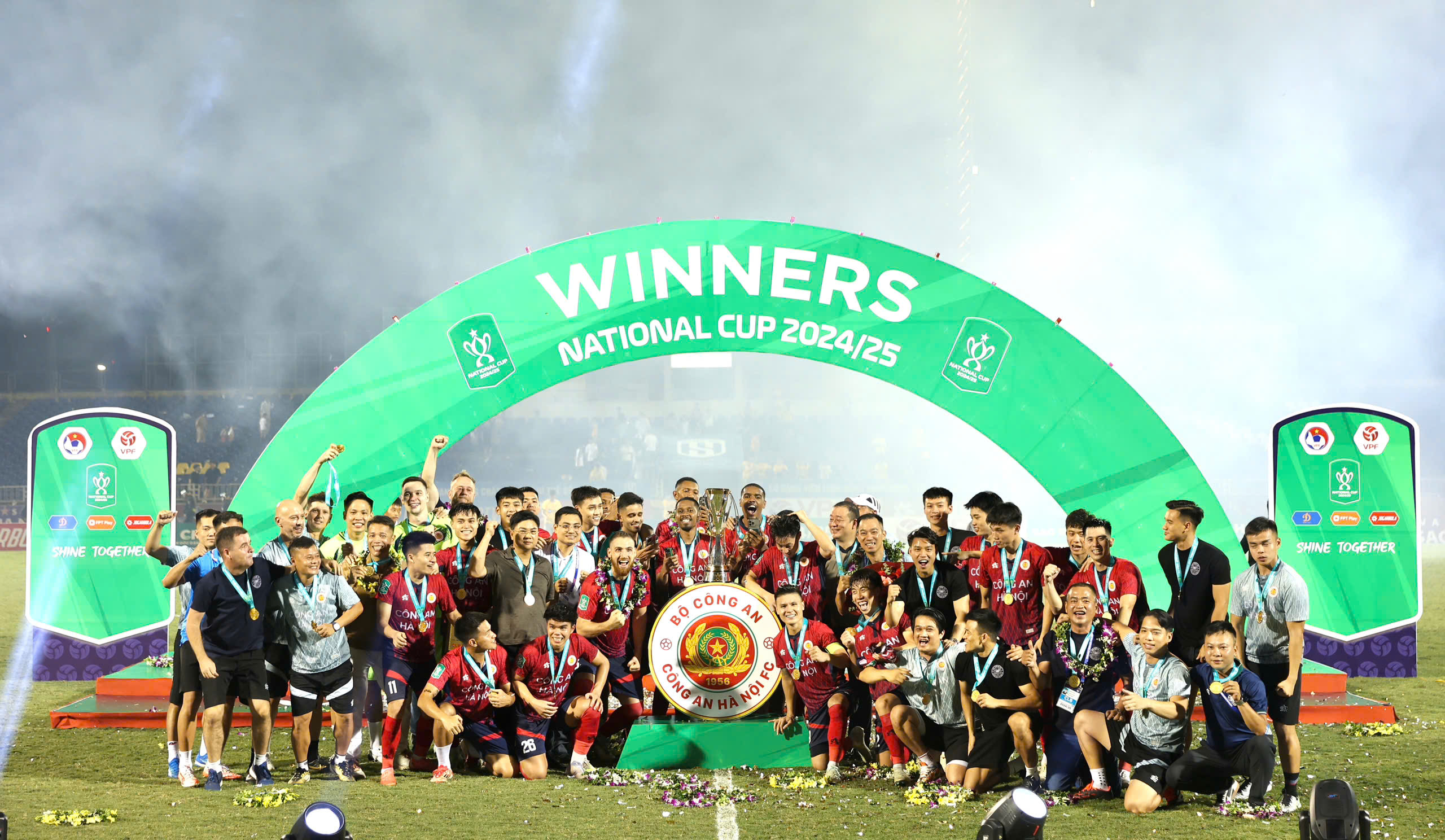 Tým CAHN porazil SLNA 5:0: Vyhrál Národní pohár s bonusem 2 miliardy VND - Foto 3. Đội CAHN thắng đậm SLNA 5-0: Vô địch Cúp quốc gia với tiền thưởng 2 tỉ đồng- Ảnh 3.