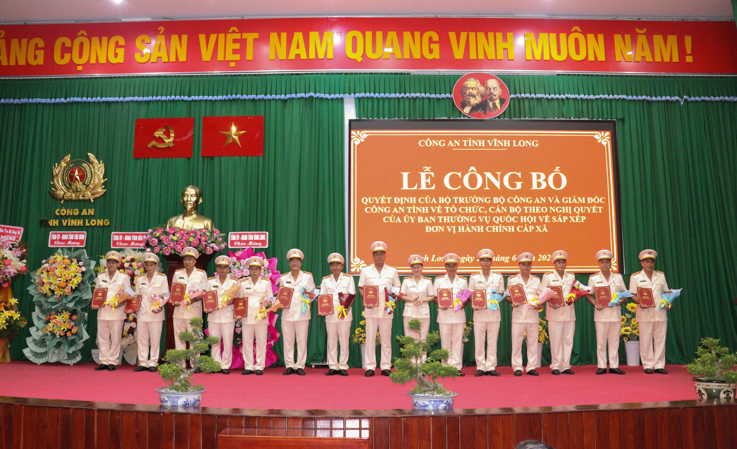 Vĩnh Long công bố lãnh đạo công an tỉnh và công an xã, phường sau sáp nhập- Ảnh 3. Vĩnh Long công bố lãnh đạo công an tỉnh và công an xã, phường sau sáp nhập- Ảnh 3.