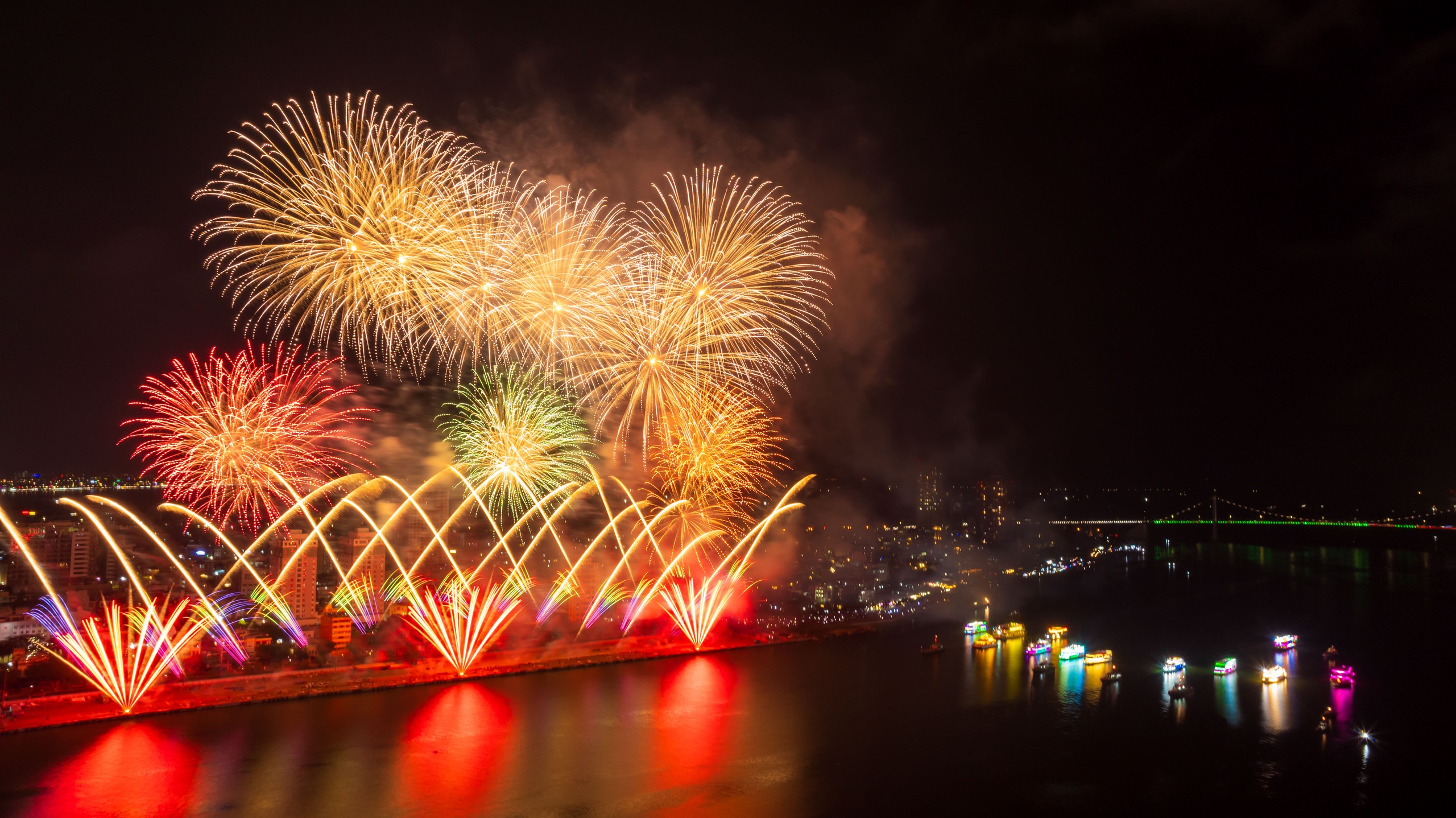 ທິມຫວຽດນາມເຂົ້າຮ່ວມງານບຸນດອກໄມ້ໄຟສາກົນດ່ານັງຄັ້ງທຳອິດ - ຮູບ 1. Đội Việt Nam lần đầu vào chung kết Lễ hội pháo hoa quốc tế Đà Nẵng- Ảnh 1.