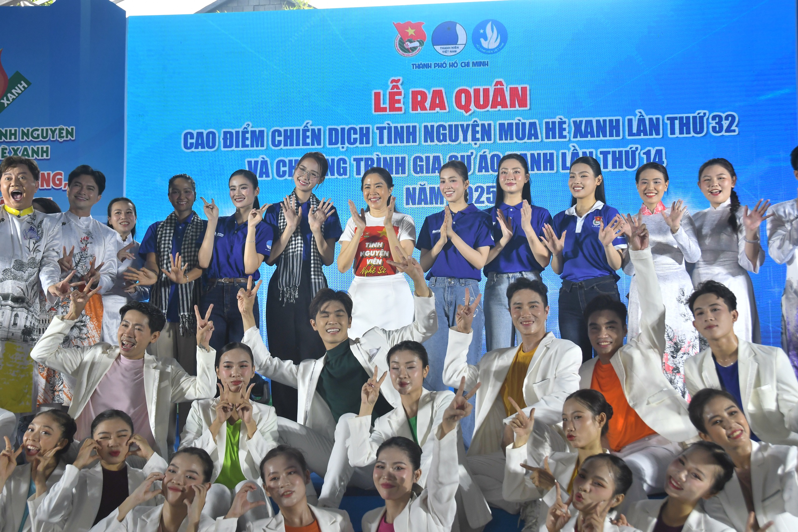 Dàn hoa hậu, người nổi tiếng ‘cháy’ hết mình với Mùa hè xanh - Ảnh 4.