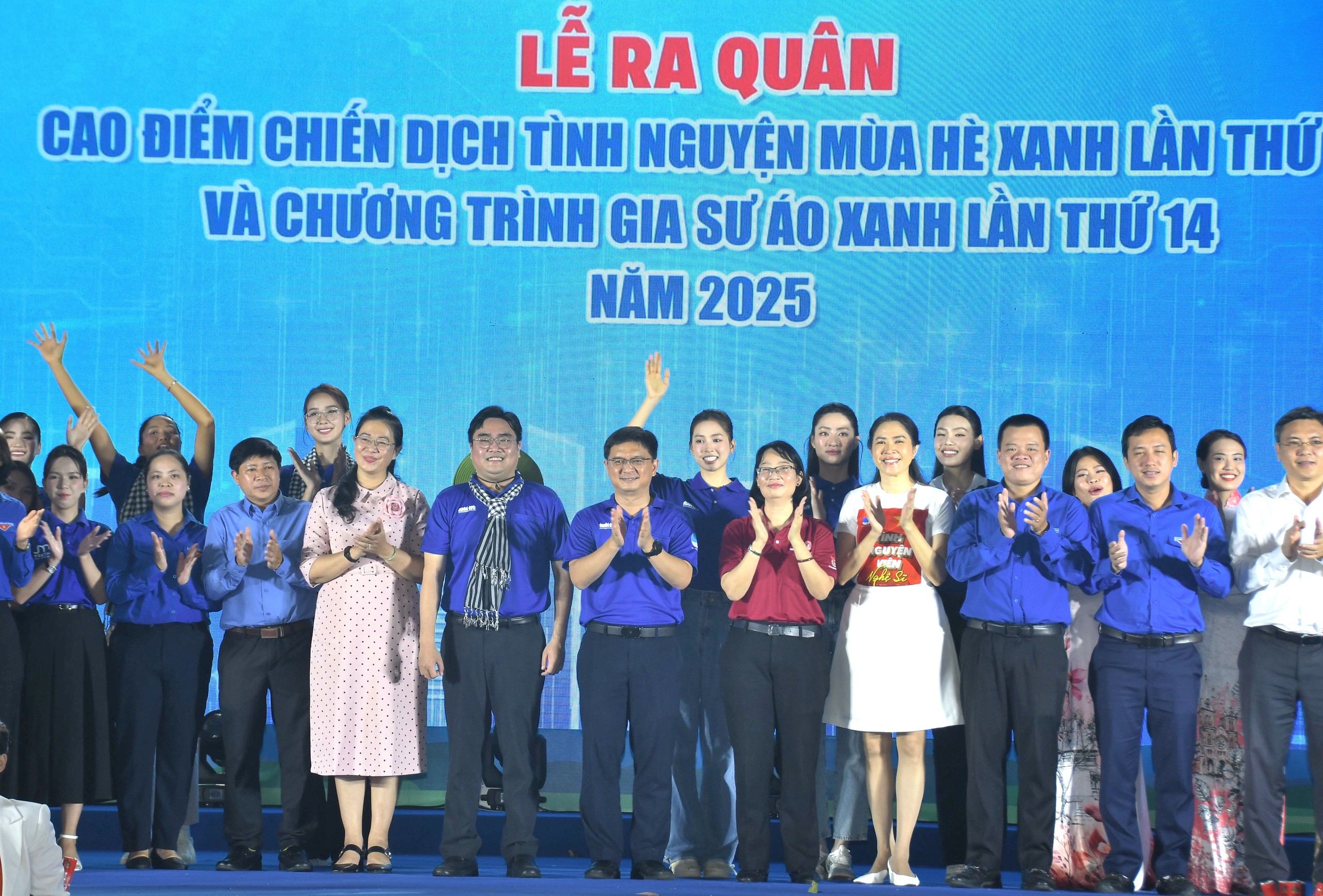 Dàn hoa hậu, người nổi tiếng ‘cháy’ hết mình với Mùa hè xanh