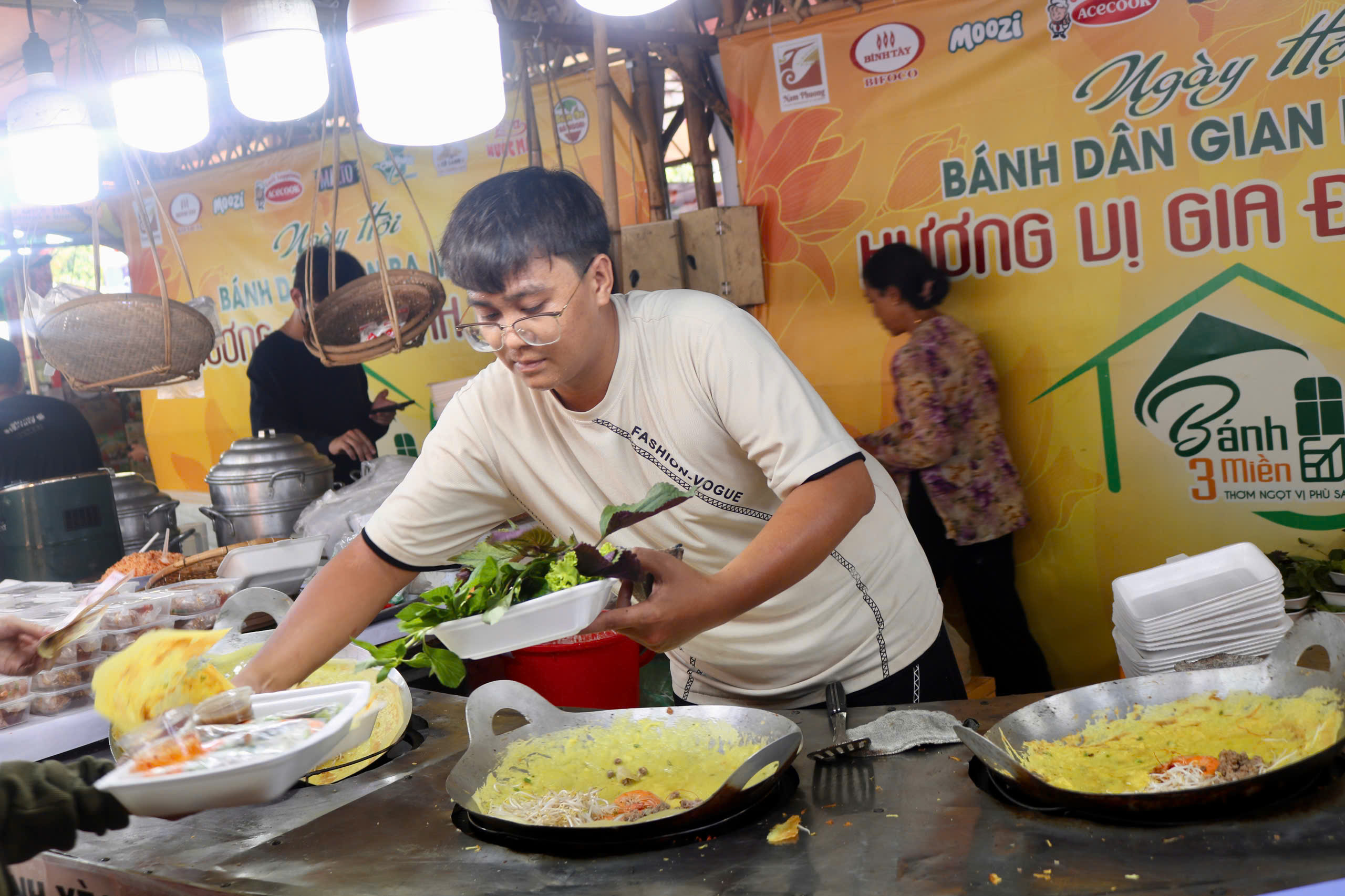 Thích thú thưởng thức đặc sản bánh dân gian ba miền ngay tại trung tâm TP.HCM - Ảnh 8.