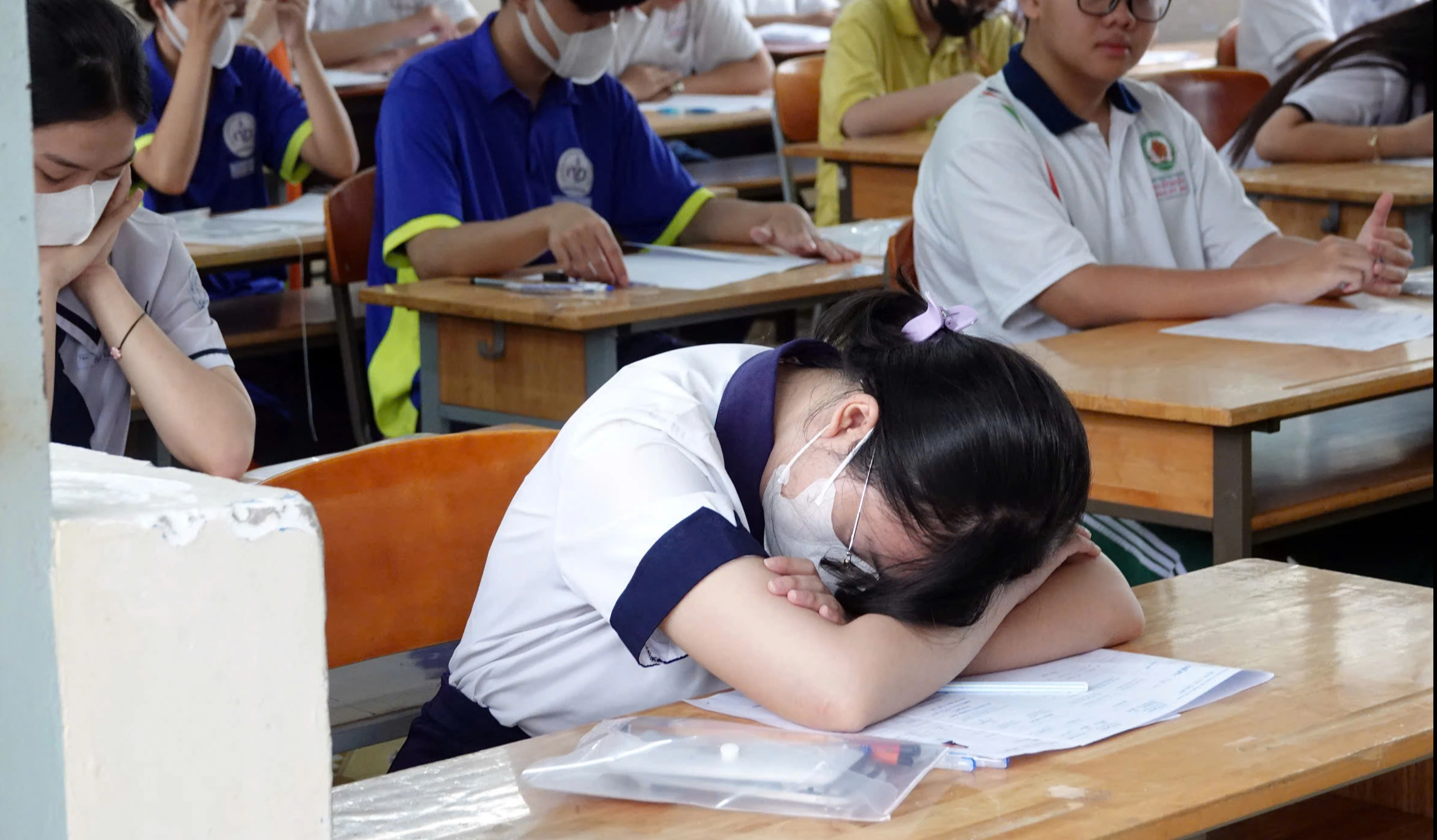 'Vì sao đề thi tiếng Anh tốt nghiệp THPT in chữ nhỏ vậy?' - Ảnh 5.