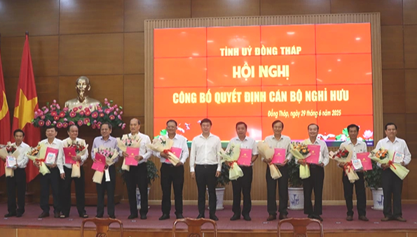 Ban giám đốc Sở GD-ĐT tỉnh Đồng Tháp và hơn 30 cán bộ tỉnh về hưu Ban giám đốc Sở GD-ĐT tỉnh Đồng Tháp và hơn 30 cán bộ tỉnh về hưu