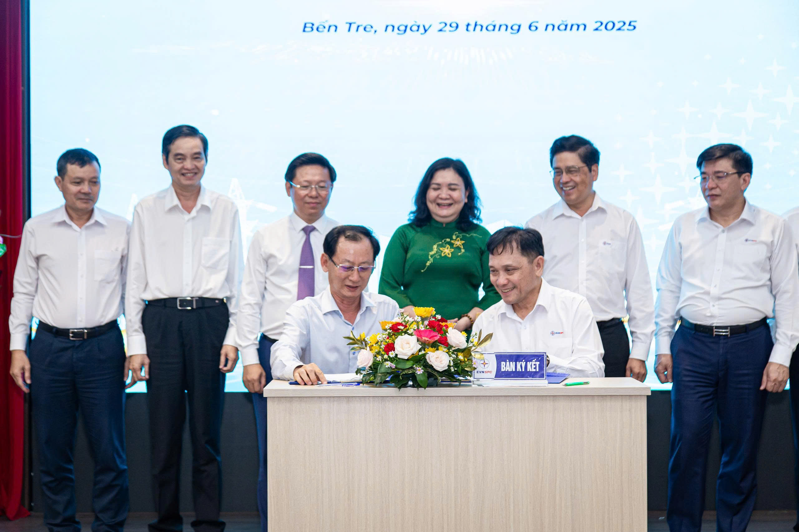 Bến Tre và EVNSPC sẽ đẩy nhanh tiến độ công trình điện sau sáp nhập tỉnh- Ảnh 1. Bến Tre và EVNSPC sẽ đẩy nhanh tiến độ công trình điện sau sáp nhập tỉnh- Ảnh 1.