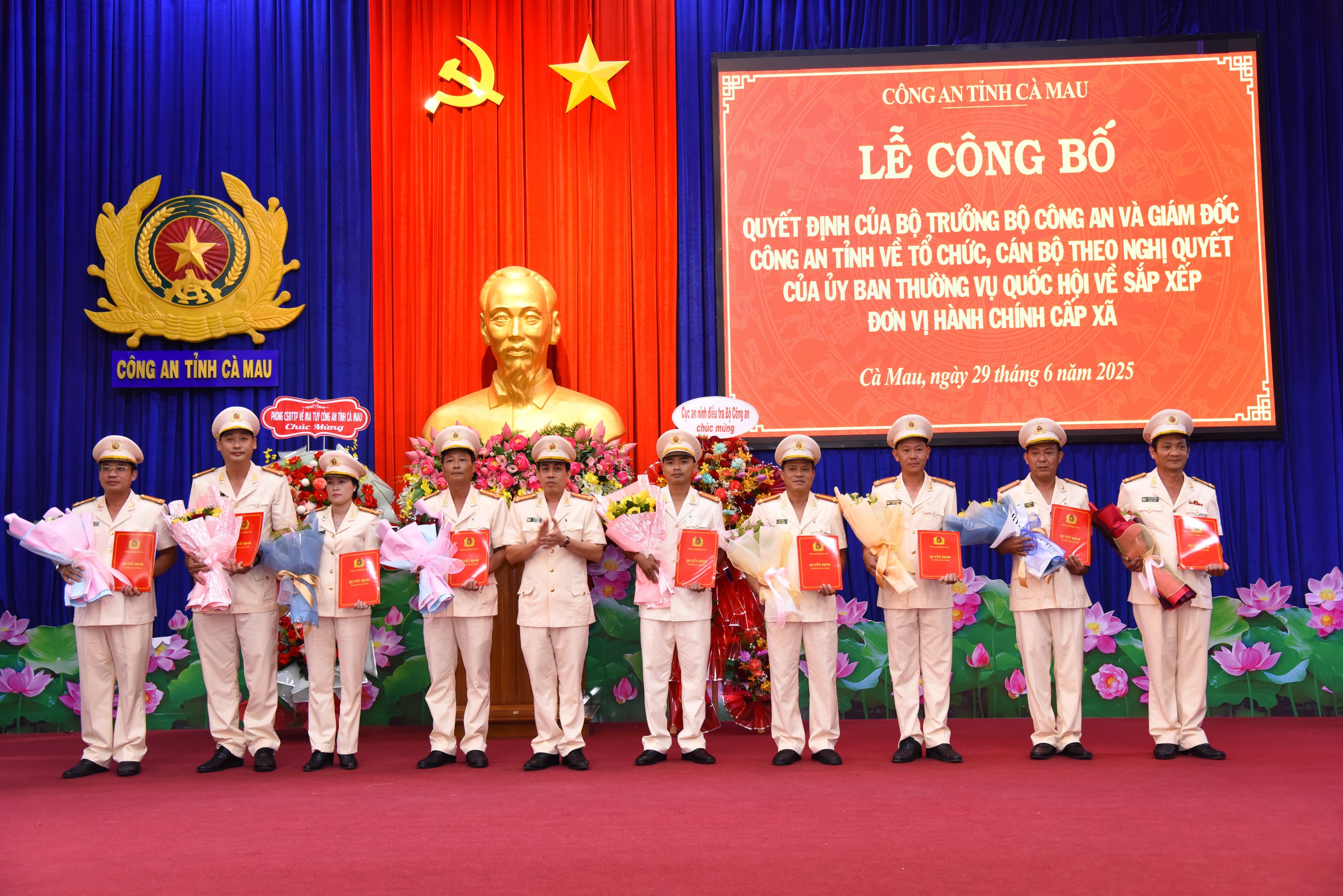 Công bố tổ chức bộ máy Công an tỉnh Cà Mau sau sáp nhập Bạc Liêu - Ảnh 2.