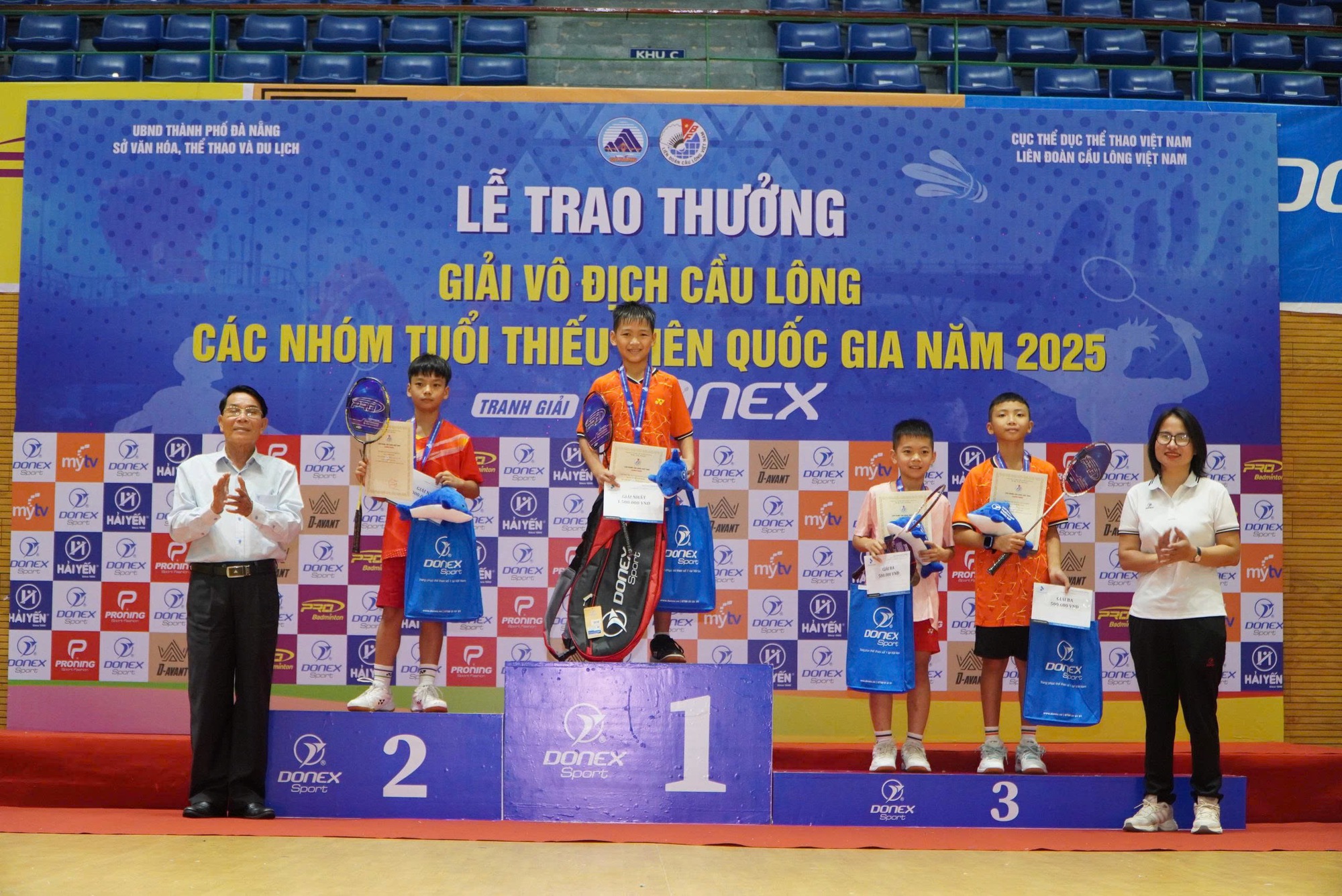 Ho Či Minovo Město na národním turnaji mládeže v badmintonu získalo 5 zlatých medailí - Foto 2. TP.HCM xuất sắc giành 5 HCV giải cầu lông các nhóm tuổi thiếu niên quốc gia- Ảnh 2.