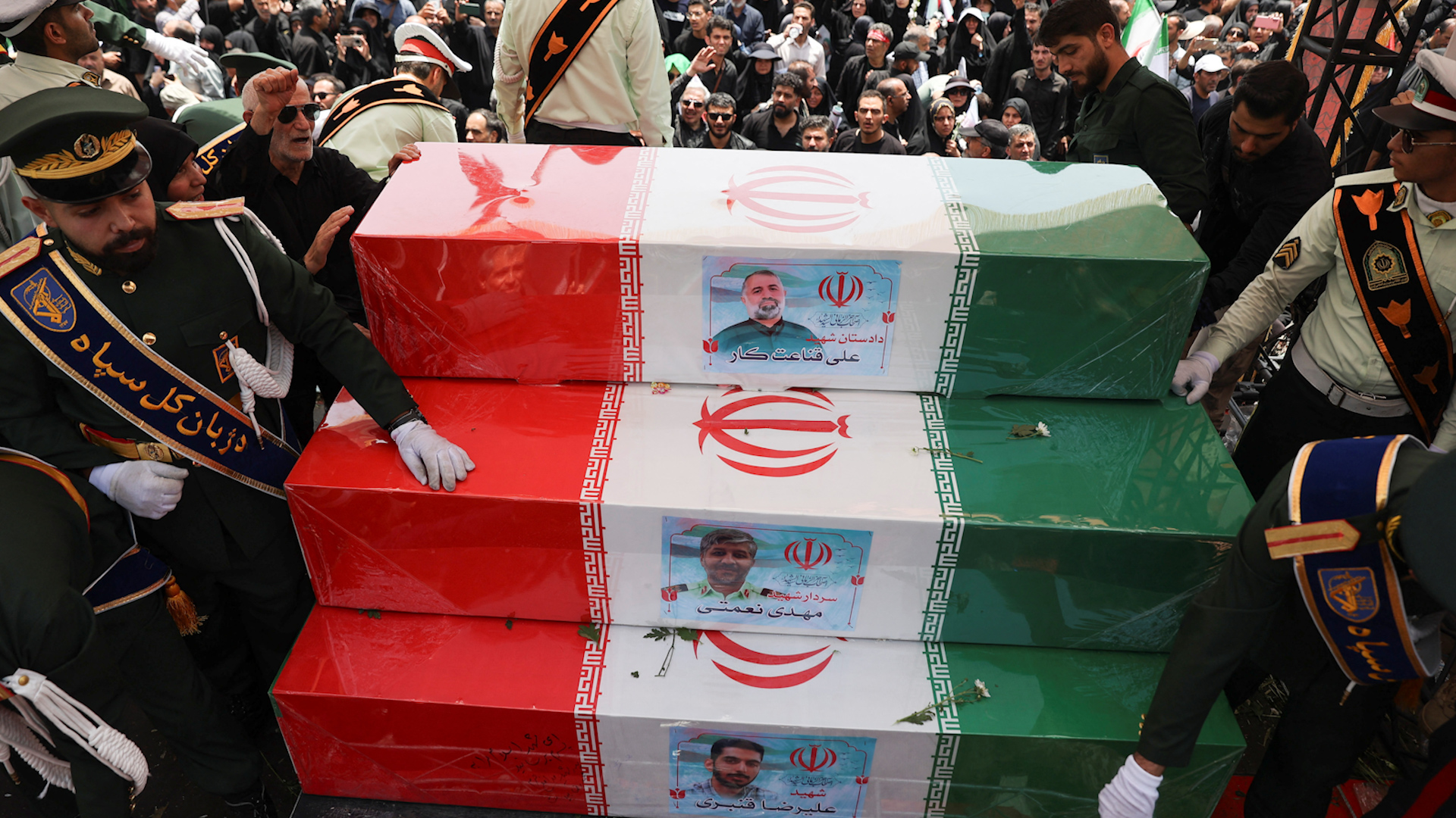 Dòng người Iran dự tang lễ ‘lịch sử’ dành cho các chỉ huy thiệt mạng dưới tay Israel Dòng người Iran dự tang lễ ‘lịch sử’ dành cho các chỉ huy thiệt mạng dưới tay Israel