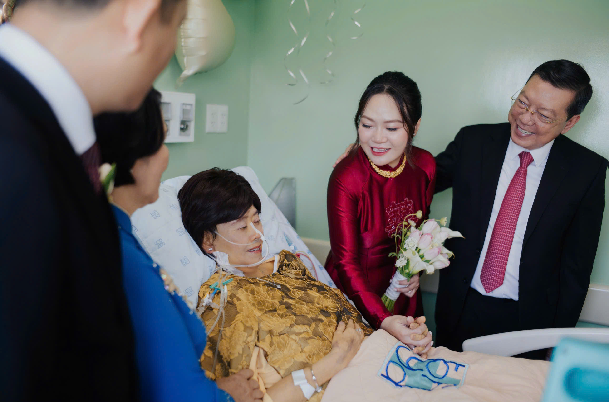 Đám cưới đặc biệt bên giường bệnh - Ảnh 1.