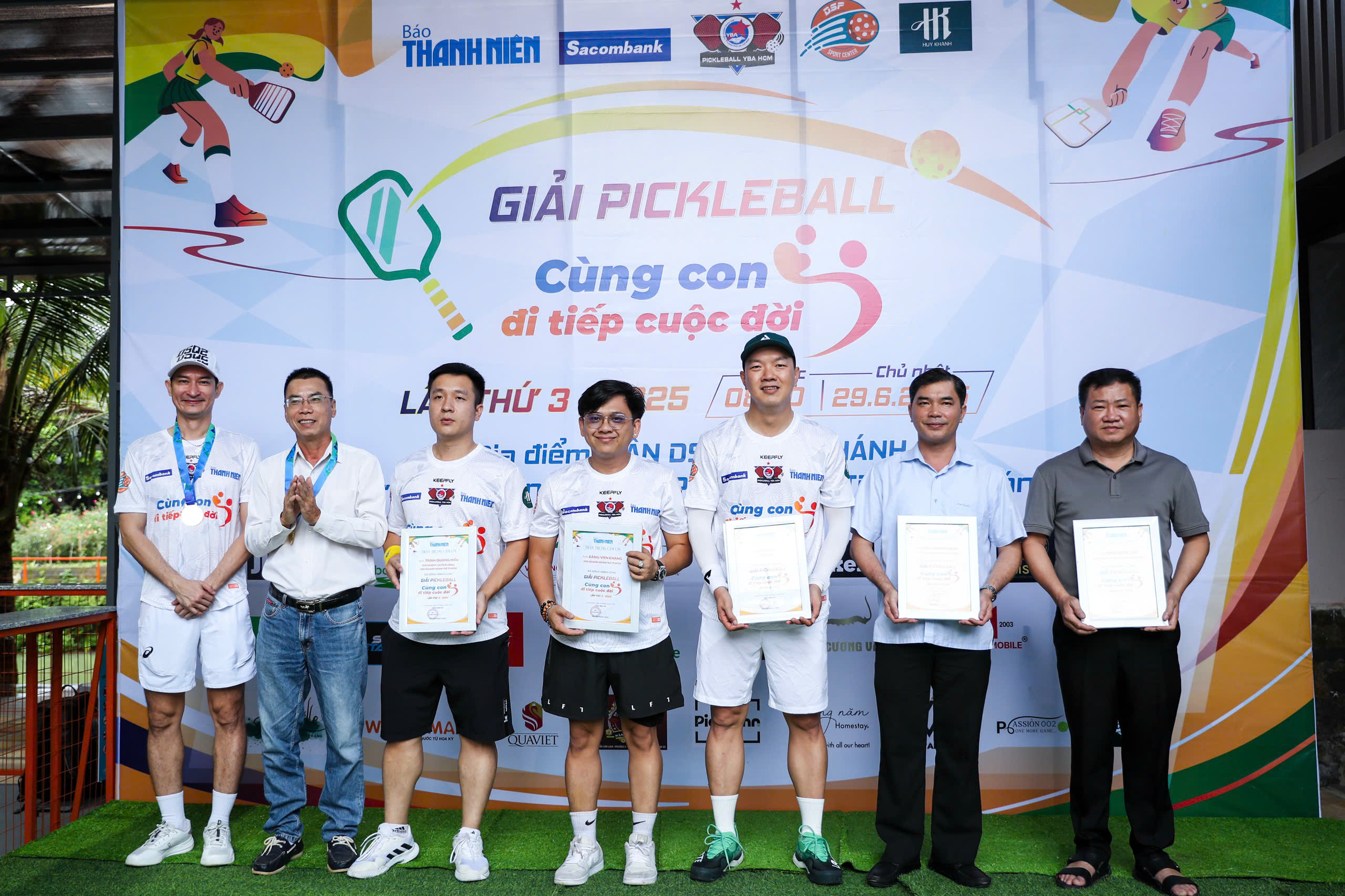 Trao trực tiếp 150 triệu đồng tại giải pickleball 'Cùng con đi tiếp cuộc đời' lần 3- Ảnh 17. Trao trực tiếp 150 triệu đồng tại giải pickleball 'Cùng con đi tiếp cuộc đời' lần 3- Ảnh 17.