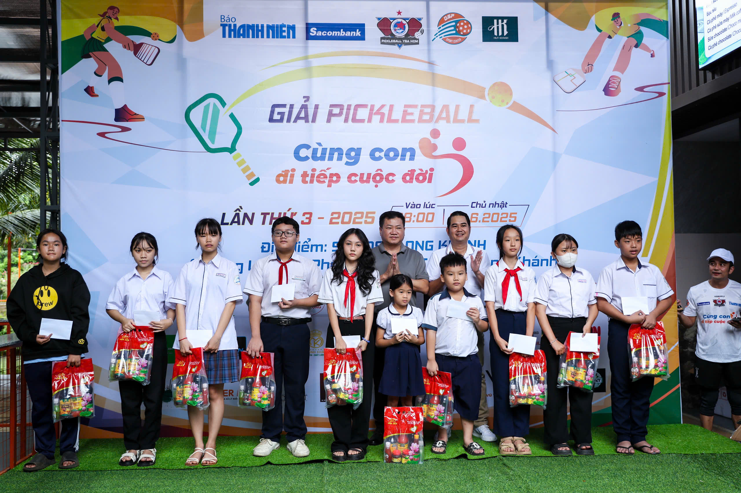 Trao trực tiếp 150 triệu đồng tại giải pickleball 'Cùng con đi tiếp cuộc đời' lần 3- Ảnh 11. Trao trực tiếp 150 triệu đồng tại giải pickleball 'Cùng con đi tiếp cuộc đời' lần 3- Ảnh 11.