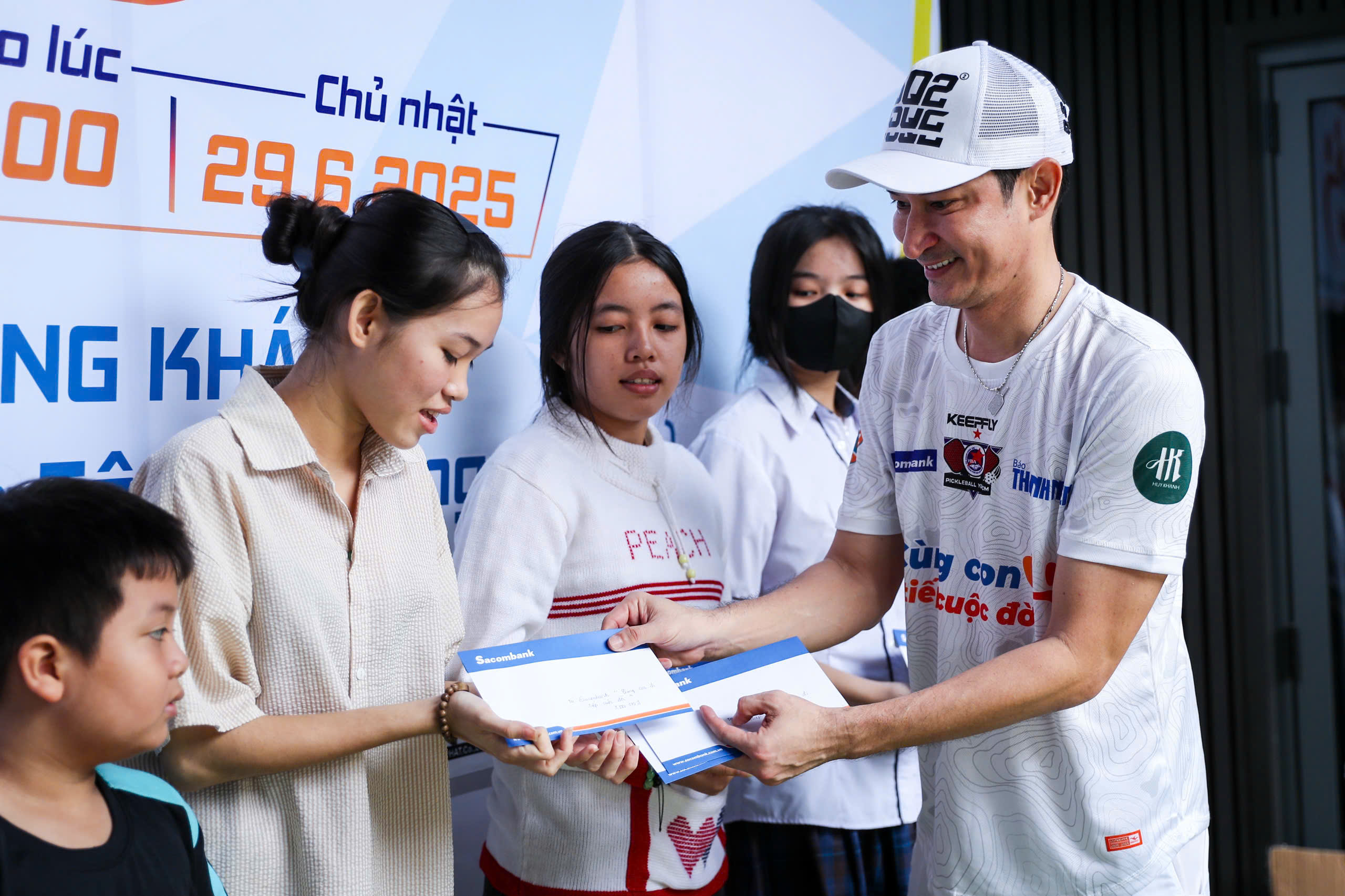 Trao trực tiếp 150 triệu đồng tại giải pickleball 'Cùng con đi tiếp cuộc đời' lần 3- Ảnh 7. Trao trực tiếp 150 triệu đồng tại giải pickleball 'Cùng con đi tiếp cuộc đời' lần 3- Ảnh 7.