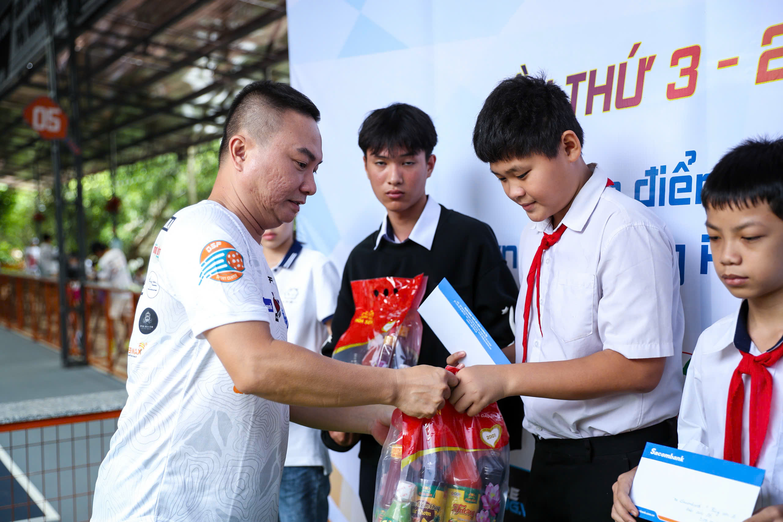 Trao trực tiếp 150 triệu đồng tại giải pickleball 'Cùng con đi tiếp cuộc đời' lần 3- Ảnh 8. Trao trực tiếp 150 triệu đồng tại giải pickleball 'Cùng con đi tiếp cuộc đời' lần 3- Ảnh 8.