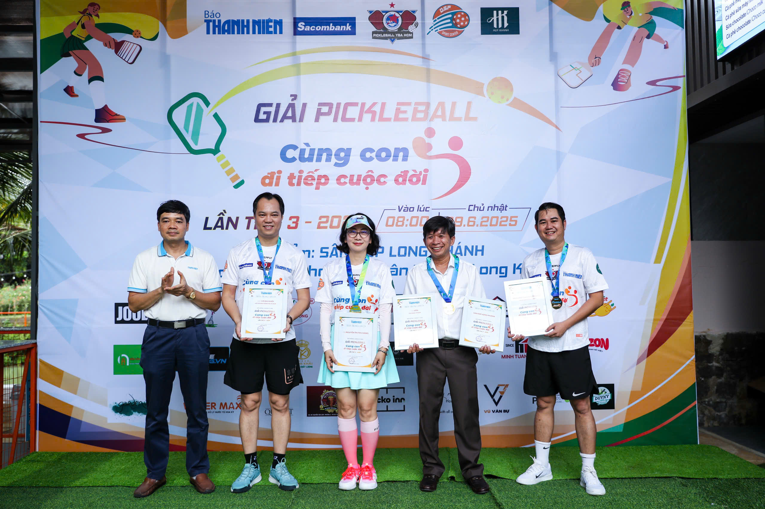 Trao trực tiếp 150 triệu đồng tại giải pickleball 'Cùng con đi tiếp cuộc đời' lần 3- Ảnh 19. Trao trực tiếp 150 triệu đồng tại giải pickleball 'Cùng con đi tiếp cuộc đời' lần 3- Ảnh 19.