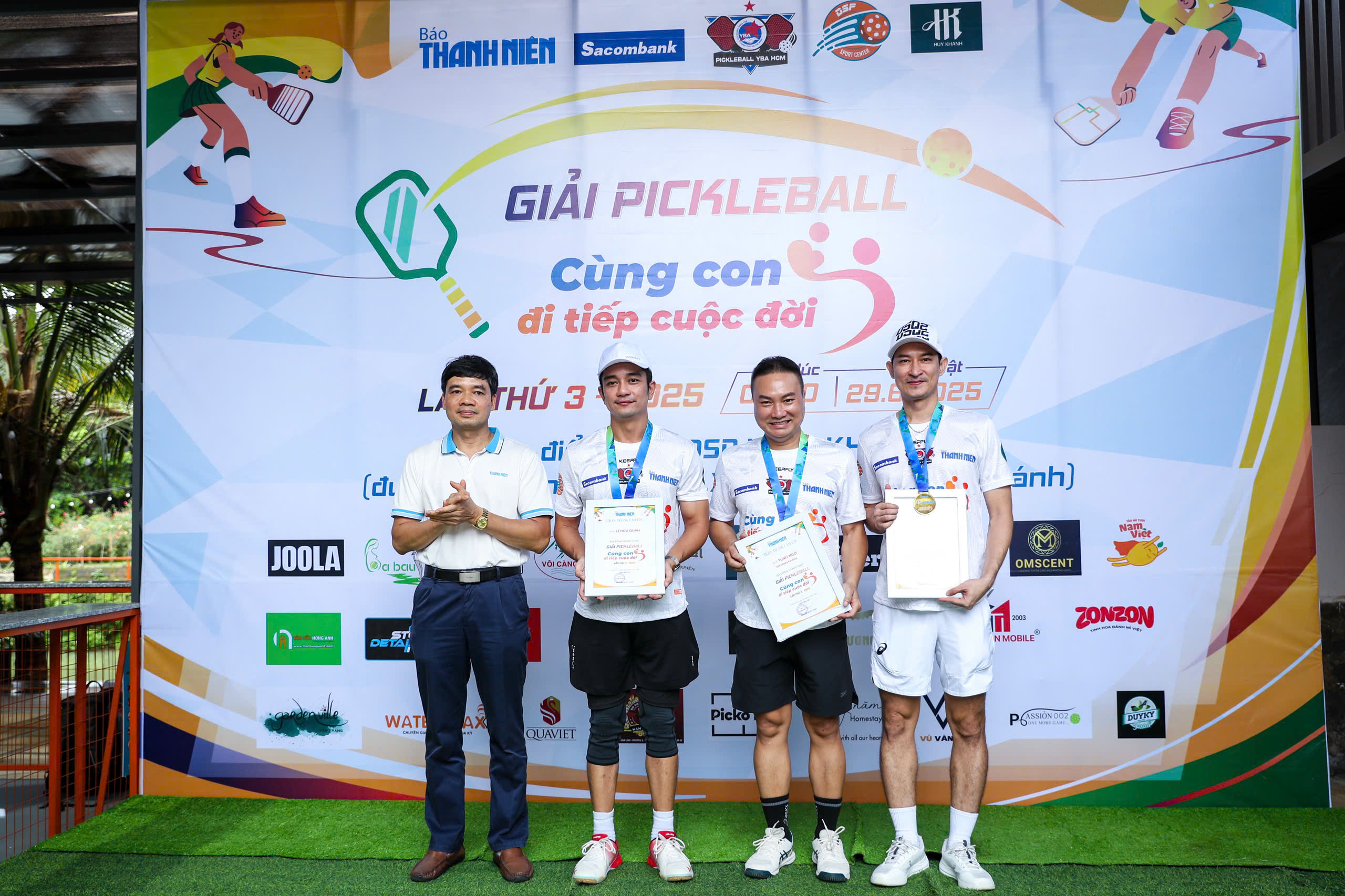 Trao trực tiếp 150 triệu đồng tại giải pickleball 'Cùng con đi tiếp cuộc đời' lần 3- Ảnh 18. Trao trực tiếp 150 triệu đồng tại giải pickleball 'Cùng con đi tiếp cuộc đời' lần 3- Ảnh 18.