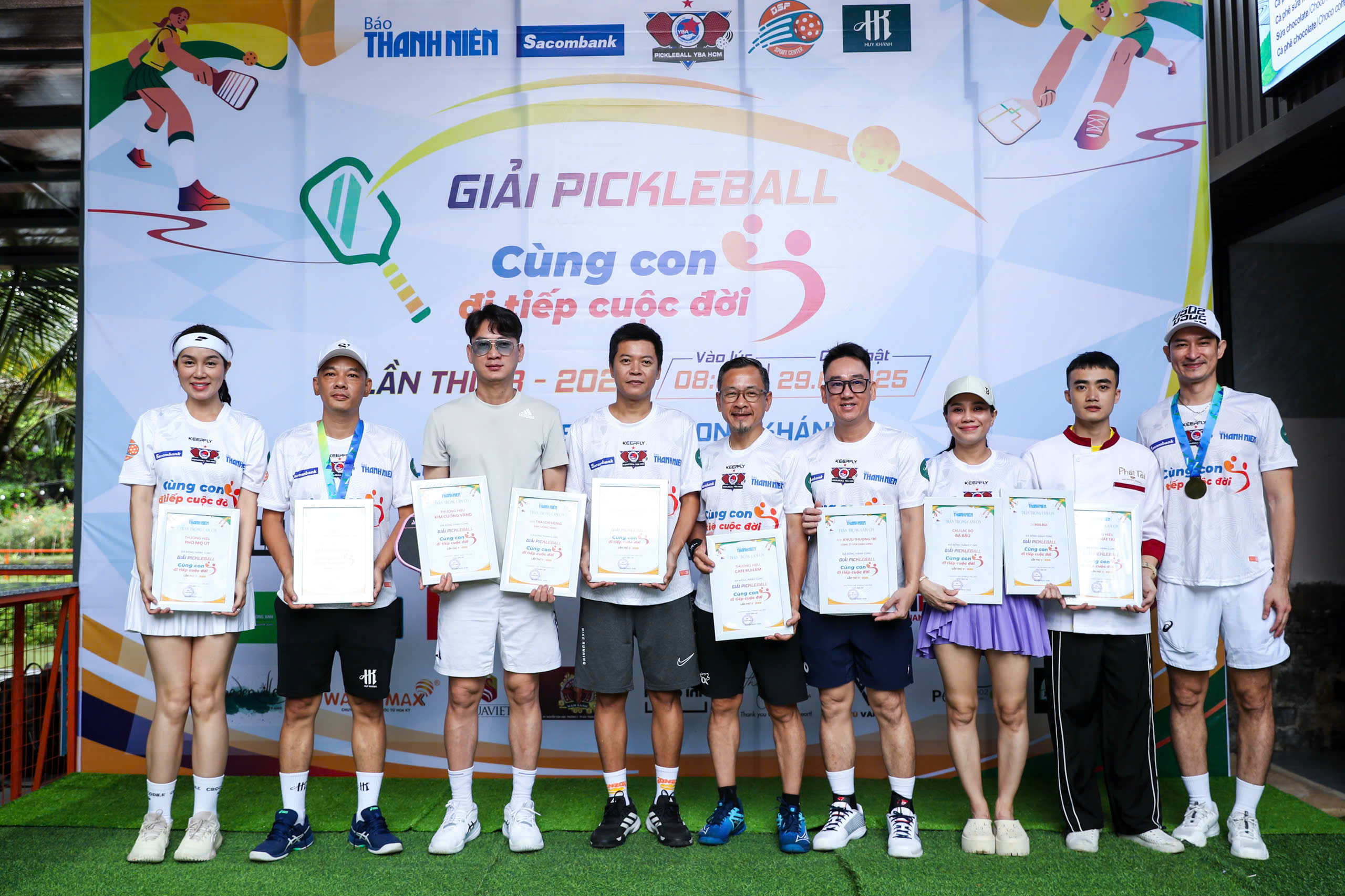 Trao trực tiếp 150 triệu đồng tại giải pickleball 'Cùng con đi tiếp cuộc đời' lần 3- Ảnh 16. Trao trực tiếp 150 triệu đồng tại giải pickleball 'Cùng con đi tiếp cuộc đời' lần 3- Ảnh 16.