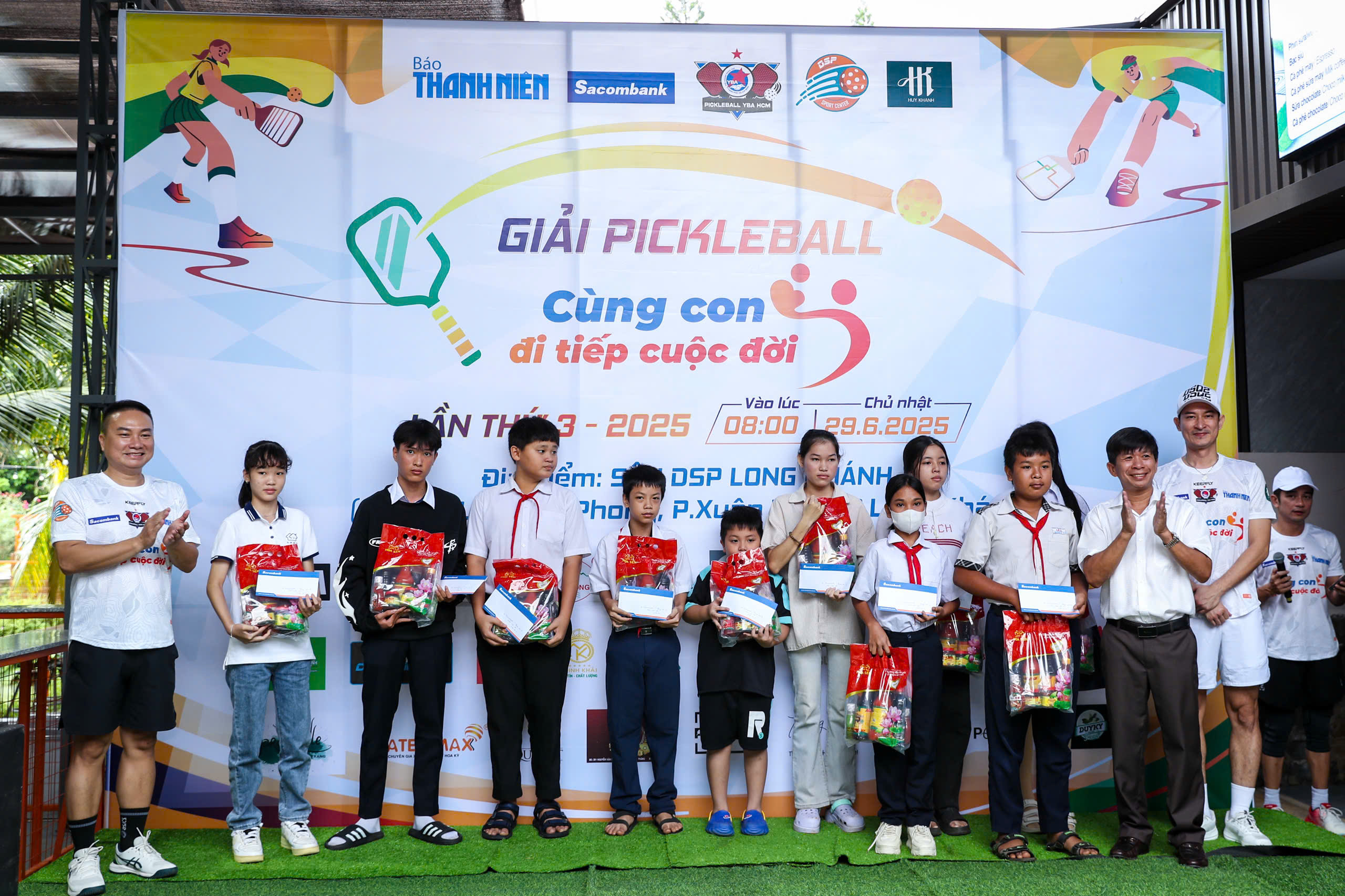 Trao trực tiếp 150 triệu đồng tại giải pickleball 'Cùng con đi tiếp cuộc đời' lần 3- Ảnh 12. Trao trực tiếp 150 triệu đồng tại giải pickleball 'Cùng con đi tiếp cuộc đời' lần 3- Ảnh 12.