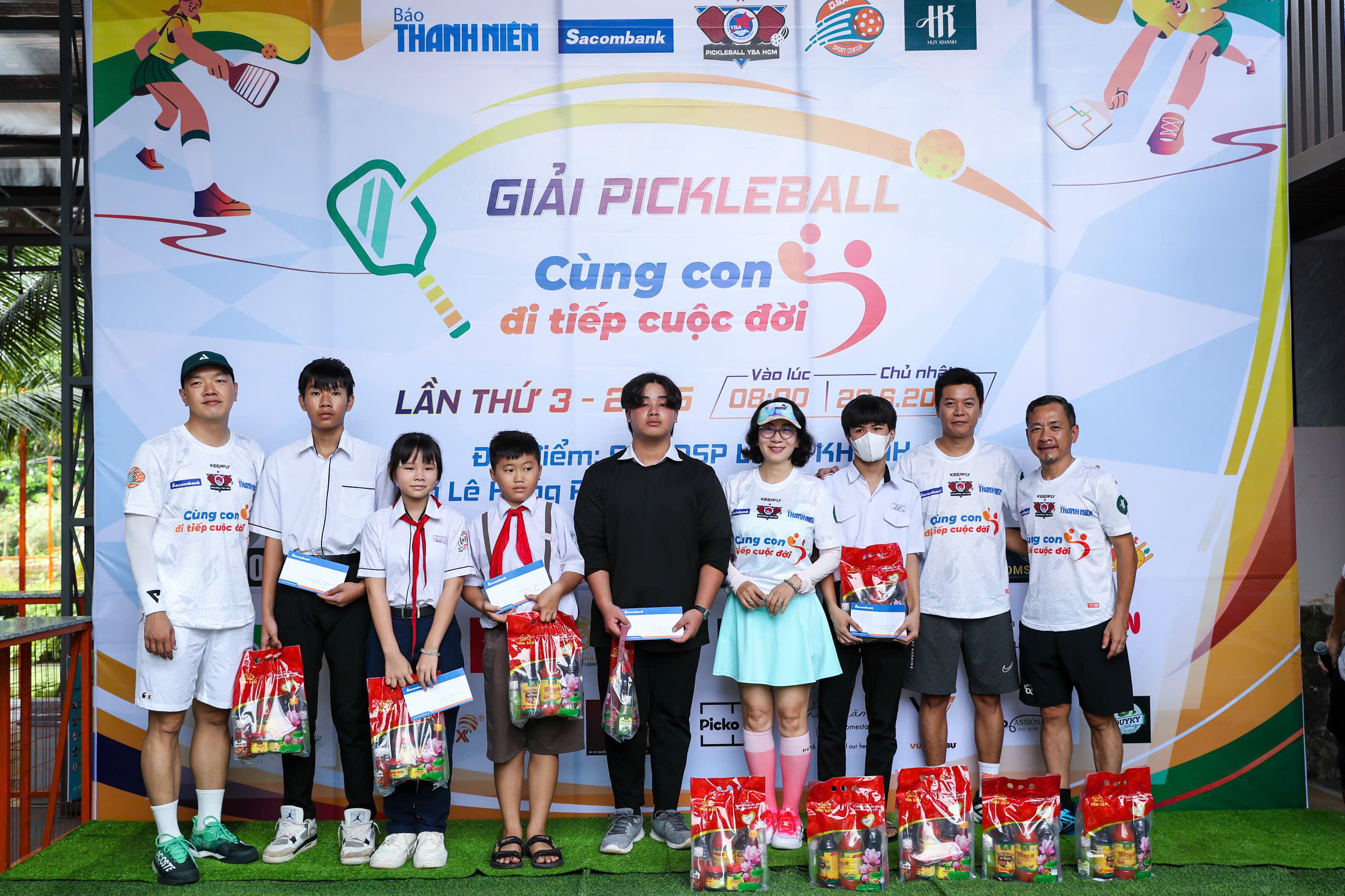 Trao trực tiếp 150 triệu đồng tại giải pickleball 'Cùng con đi tiếp cuộc đời' lần 3- Ảnh 13. Trao trực tiếp 150 triệu đồng tại giải pickleball 'Cùng con đi tiếp cuộc đời' lần 3- Ảnh 13.