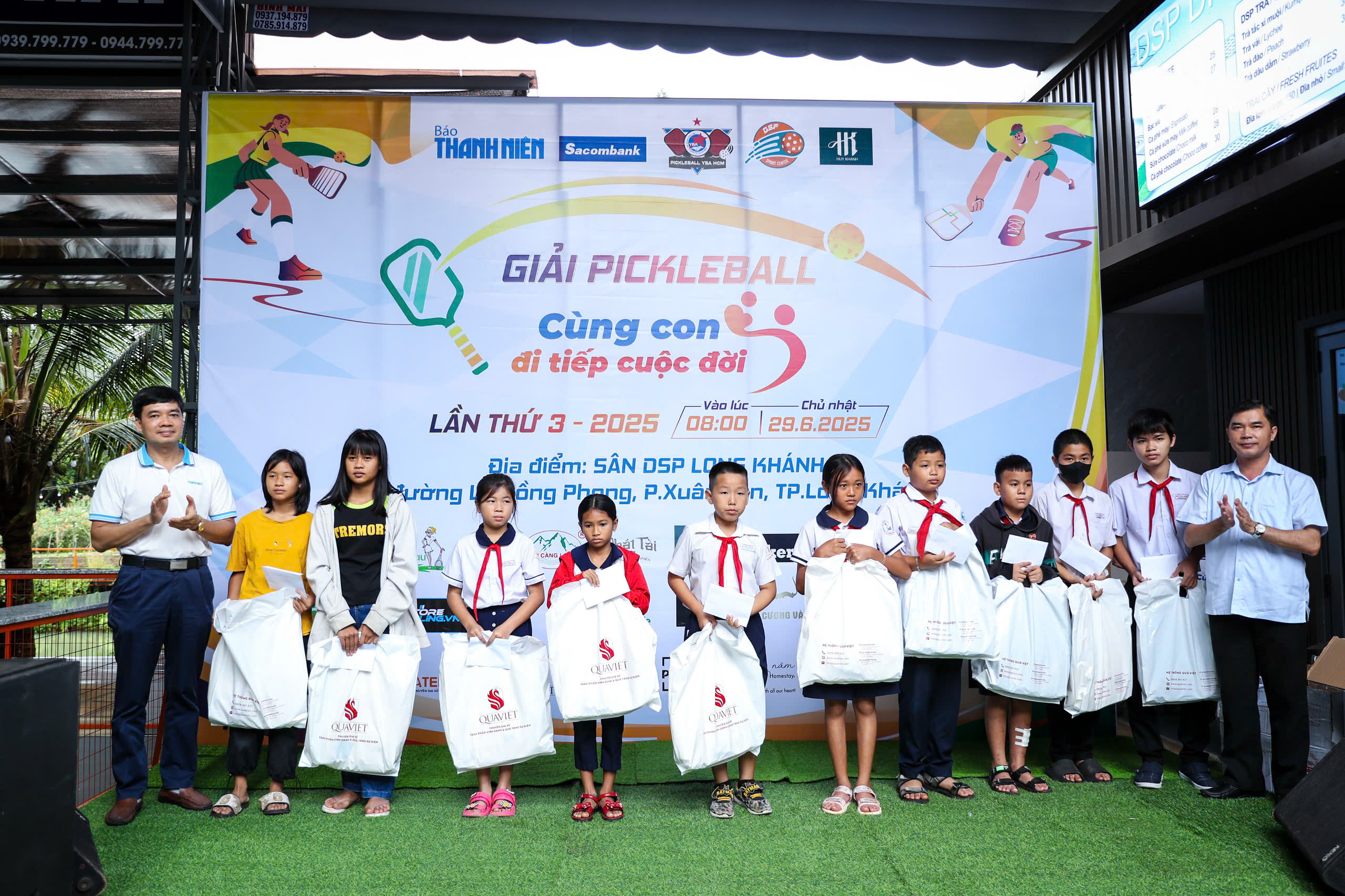 Trao trực tiếp 150 triệu đồng tại giải pickleball 'Cùng con đi tiếp cuộc đời' lần 3- Ảnh 10. Trao trực tiếp 150 triệu đồng tại giải pickleball 'Cùng con đi tiếp cuộc đời' lần 3- Ảnh 10.
