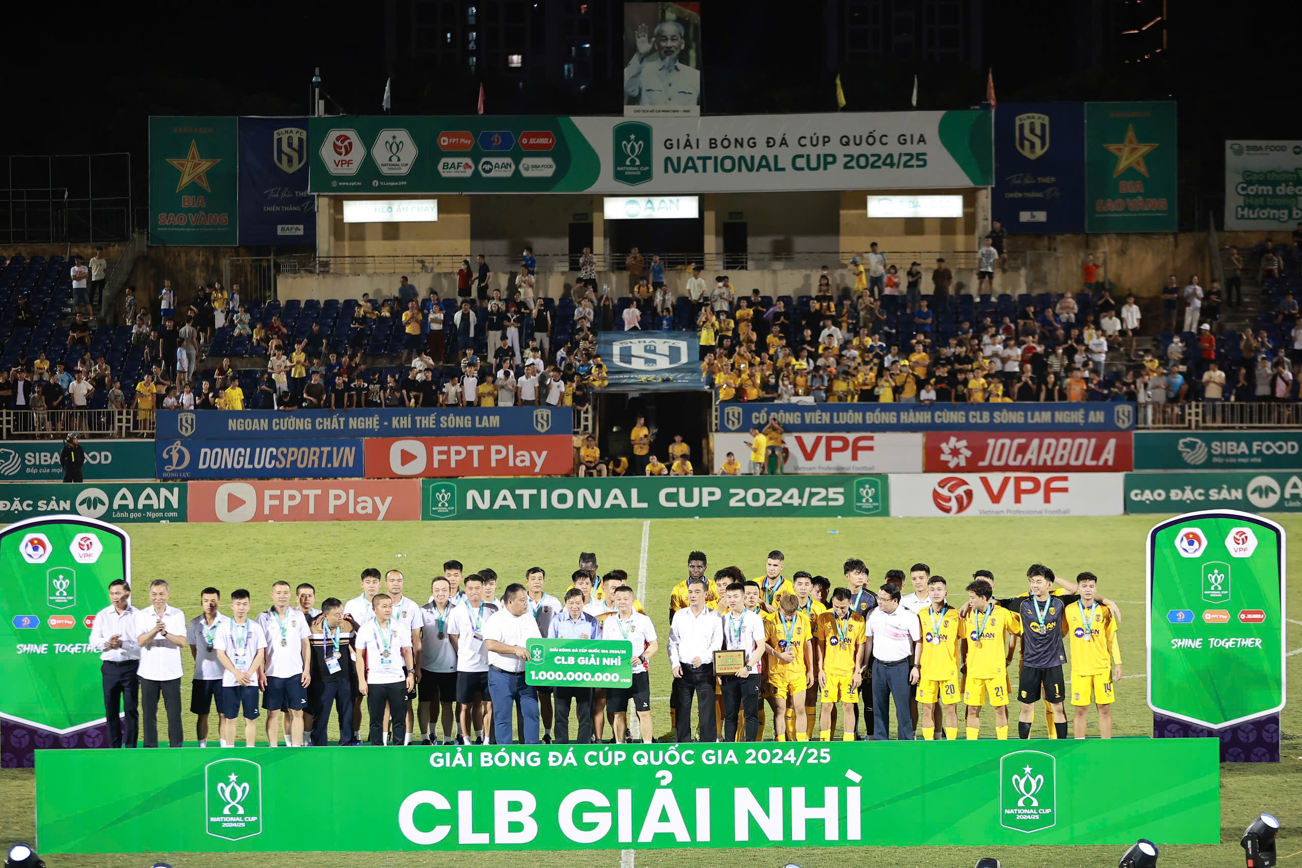 Tým CAHN porazil SLNA 5:0: Vyhrál Národní pohár s bonusem 2 miliardy VND - Foto 4. Đội CAHN thắng đậm SLNA 5-0: Vô địch Cúp quốc gia với tiền thưởng 2 tỉ đồng- Ảnh 4.