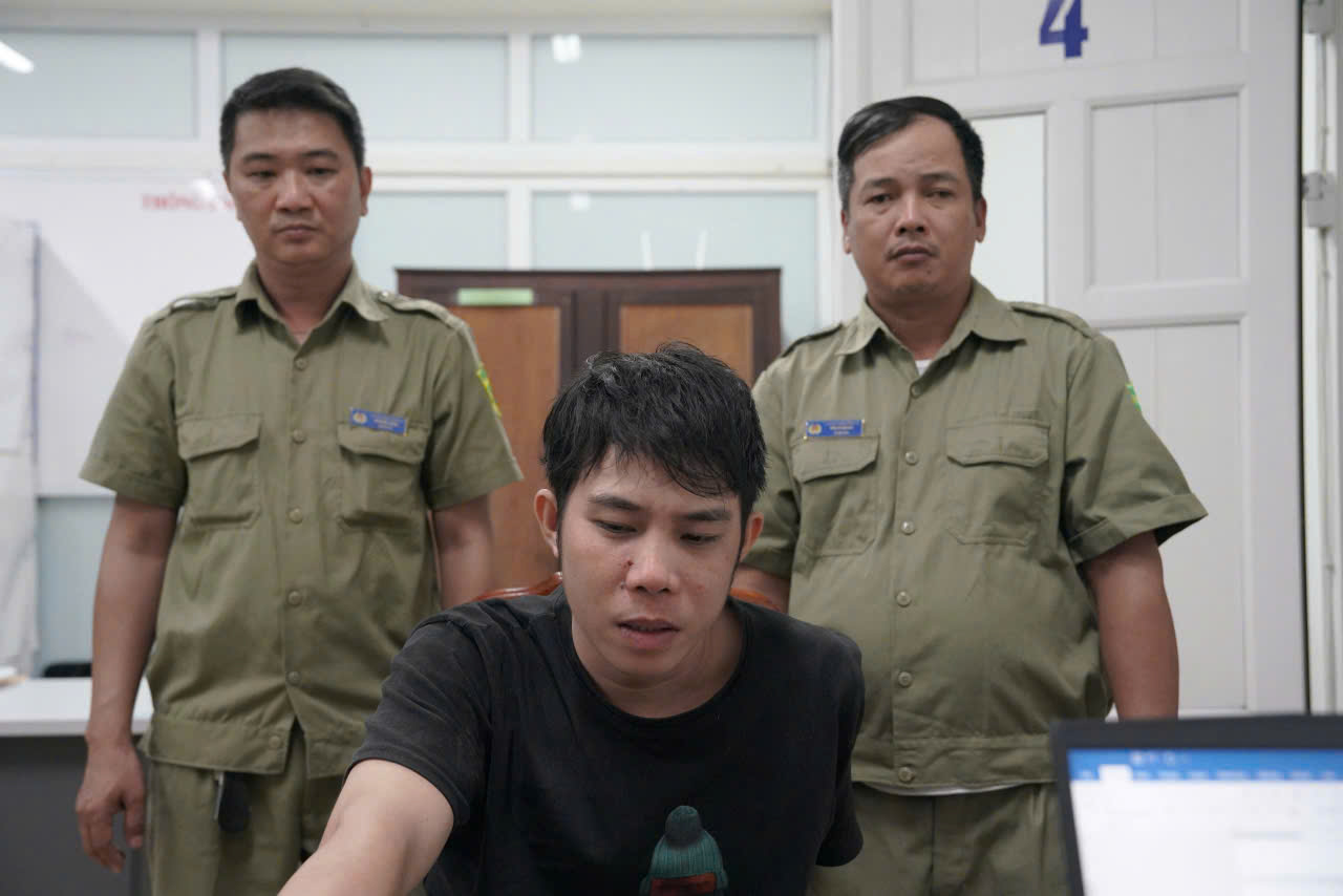 Nghi phạm từng làm thuê, dùng dao uy hiếp cướp tài sản chủ nhà- Ảnh 1.