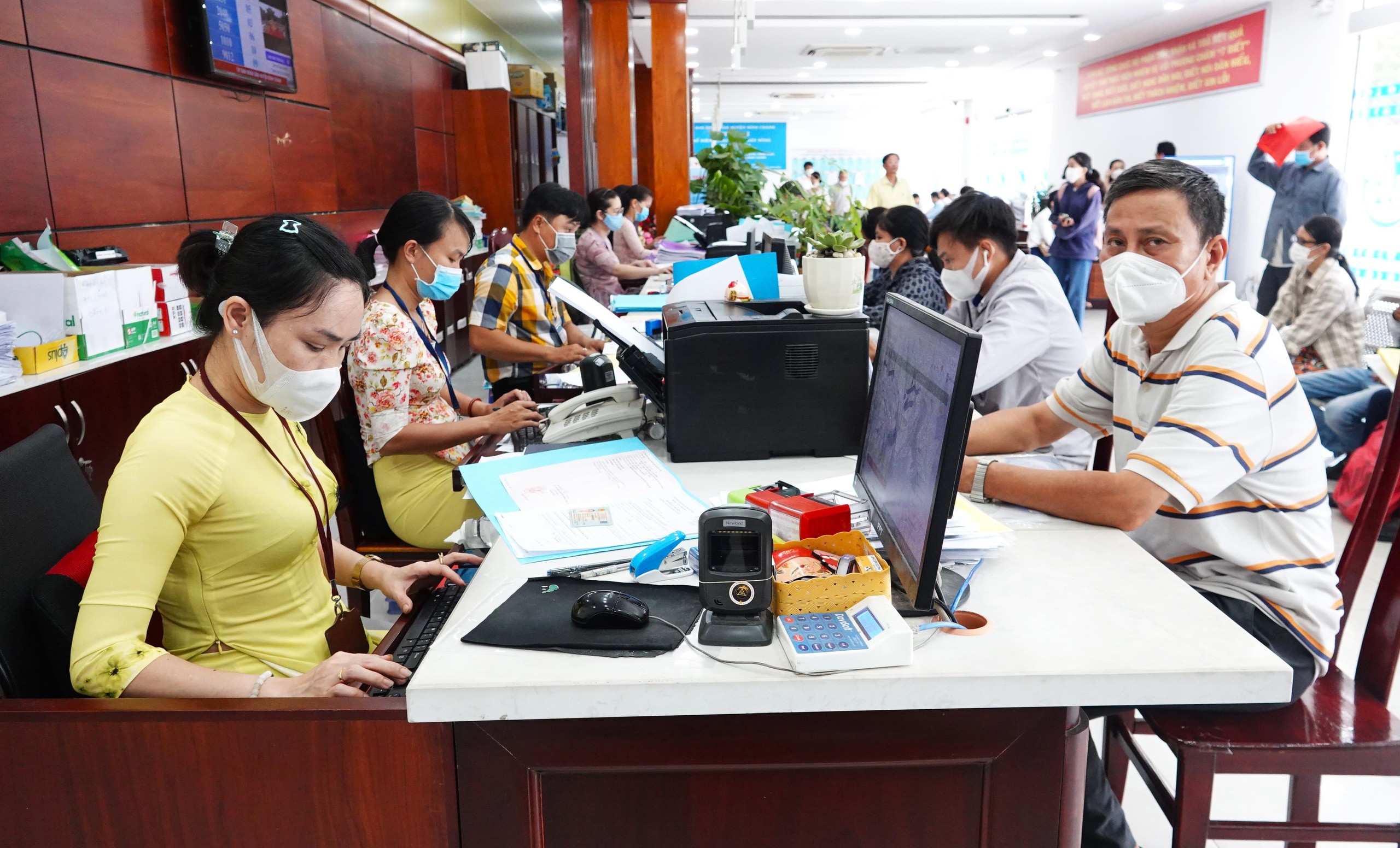 TP.HCM: Hơn 1.200 cán bộ, công chức nghỉ việc trước tuổi - Ảnh 1.