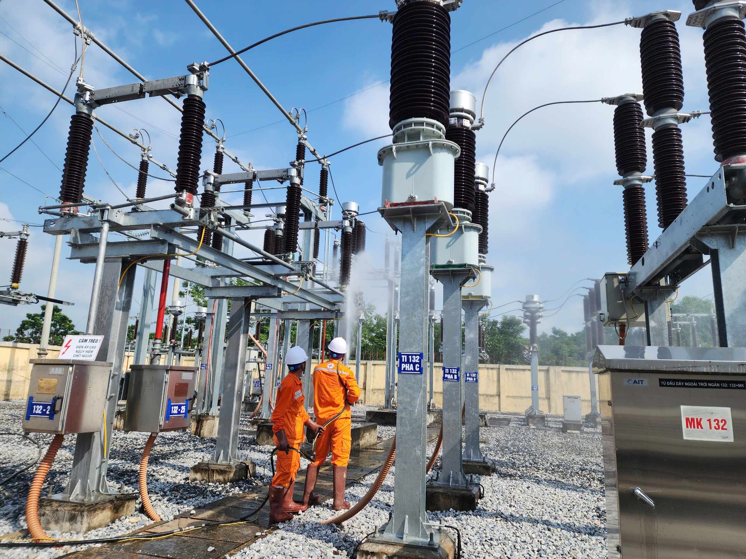 EVNNPC lý giải nguyên nhân tiêu thụ điện 'tăng đột biến', kêu gọi tiết kiệm điện - Ảnh 1.