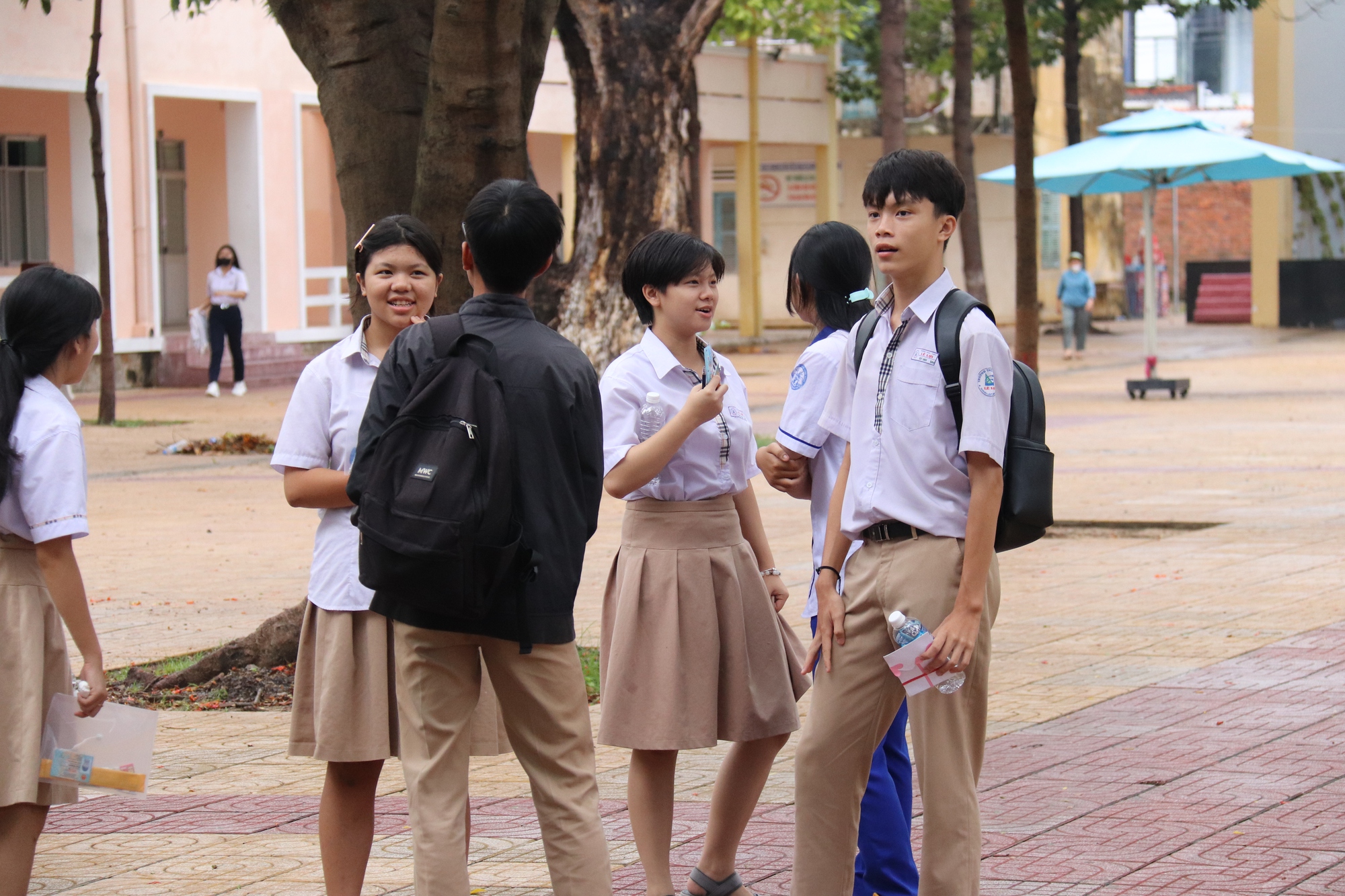 ビントゥアン省:2023年度文学部入学試験を14,000人以上の10年生が受験 - 写真1。 Bình Thuận: Hơn 14 nghìn thí sinh lớp 10 thi môn Văn đầu vào Năm 2023 - Ảnh 1.