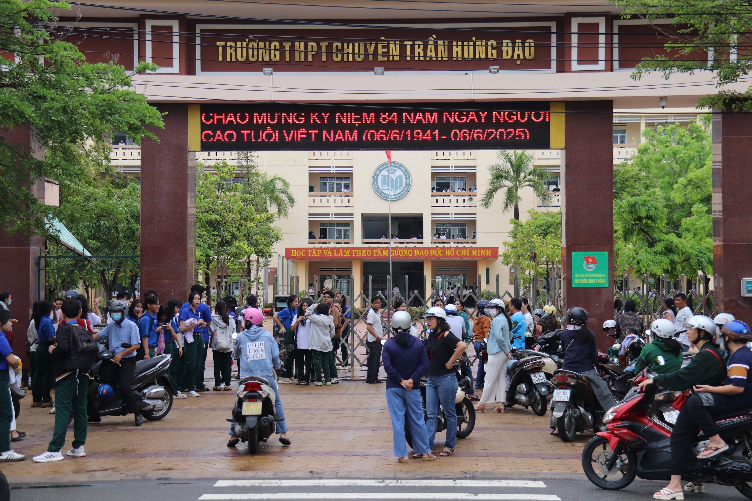 ビントゥアン省:2023年度文学部入学試験を14,000人以上の10年生が受験 - 写真2。 Bình Thuận: Hơn 14 nghìn thí sinh lớp 10 thi môn Văn đầu vào Năm 2023 - Ảnh 2.