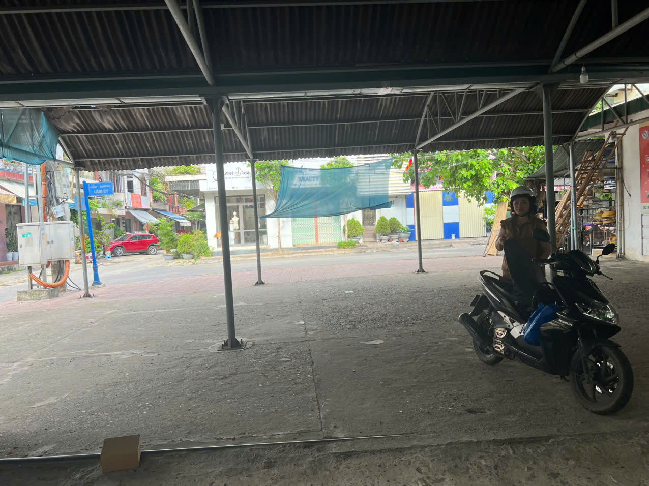 Kỳ lạ hàng trăm ki ốt chợ Đồng Hới đóng cửa im lìm giữa mùa du lịch - Ảnh 3.