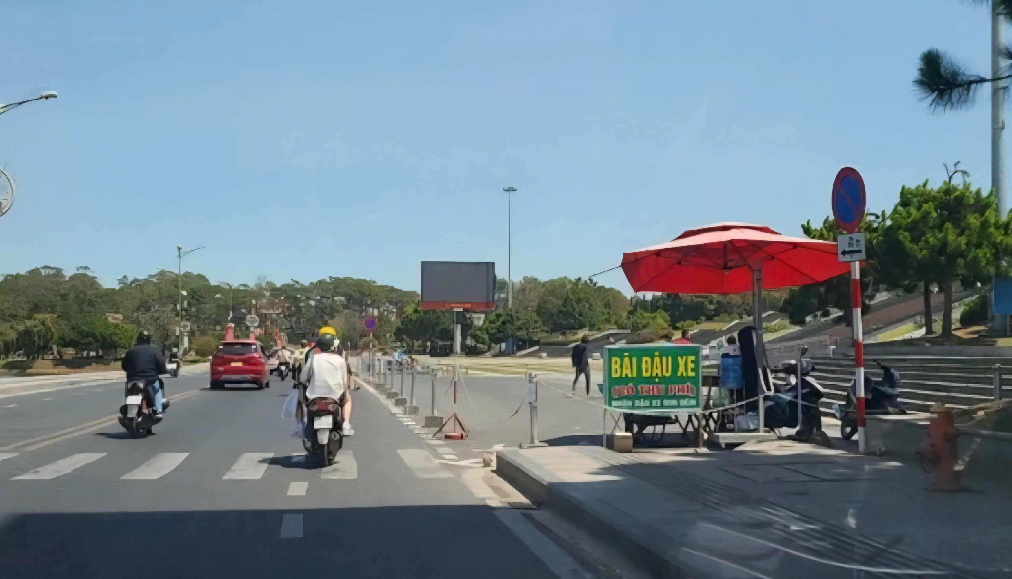 Chấm dứt cho thuê 4 bãi giữ xe ở Quảng trường Lâm Viên vì chưa trả tiền - Ảnh 2.