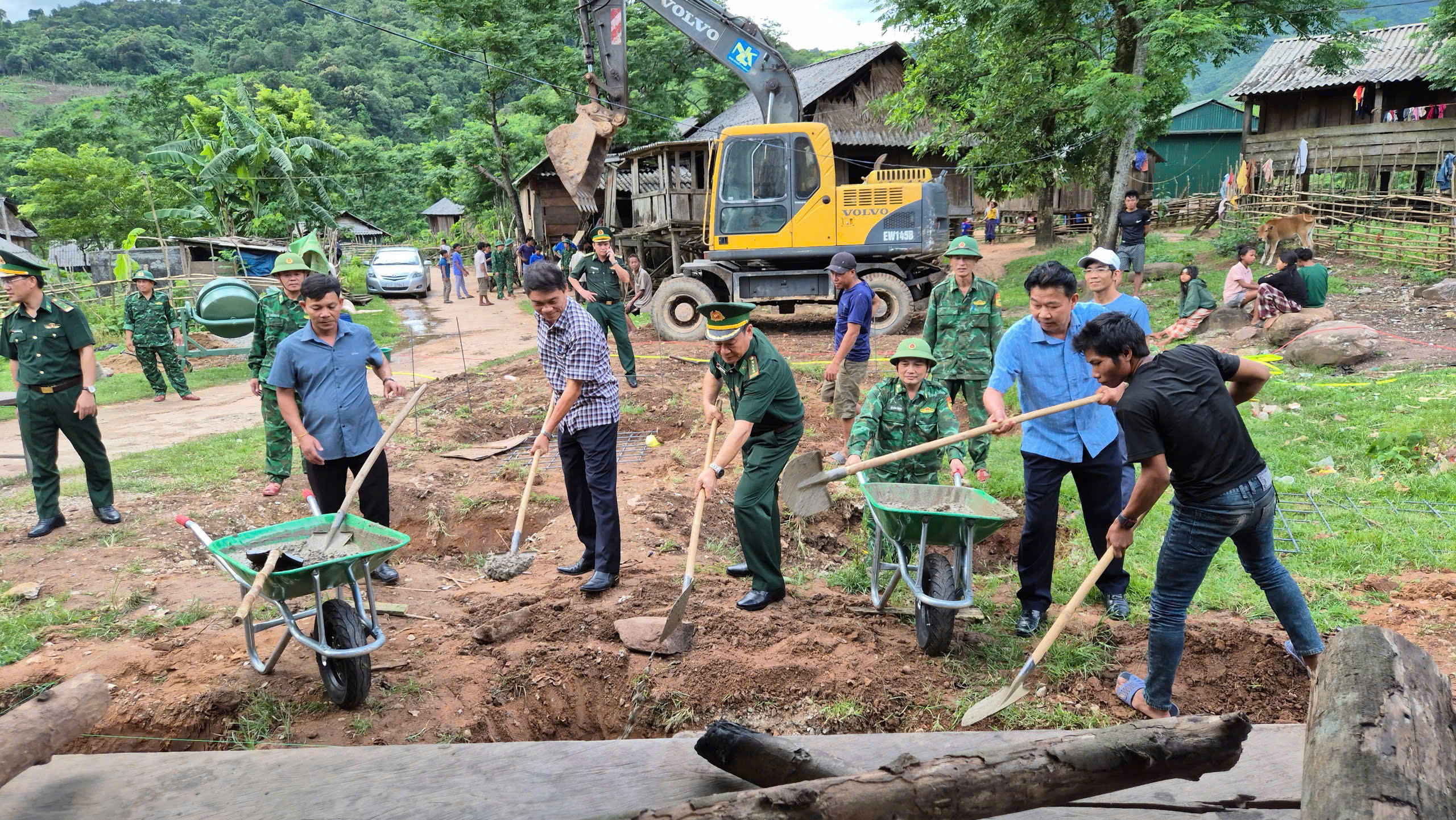 Đồng loạt khởi công hàng trăm ngôi nhà trên tuyến biên giới Quảng Bình- Ảnh 1.