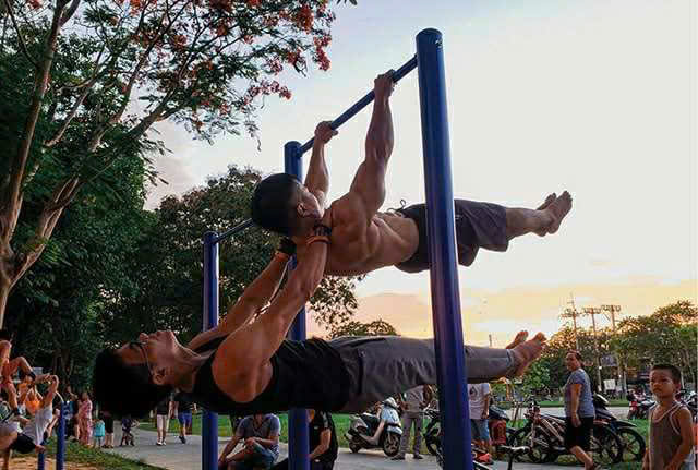 Công viên biến thành 'phòng gym' của những chàng trai 6 múi - Ảnh 2.