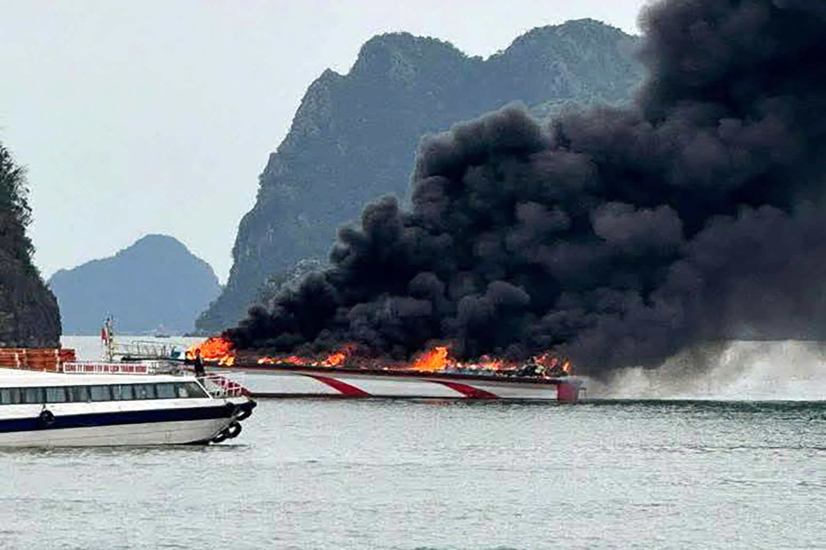 Tàu khách cao tốc bốc cháy dữ dội trên biển Vân Đồn- Ảnh 1. Tàu khách cao tốc bốc cháy dữ dội trên biển Vân Đồn- Ảnh 1.