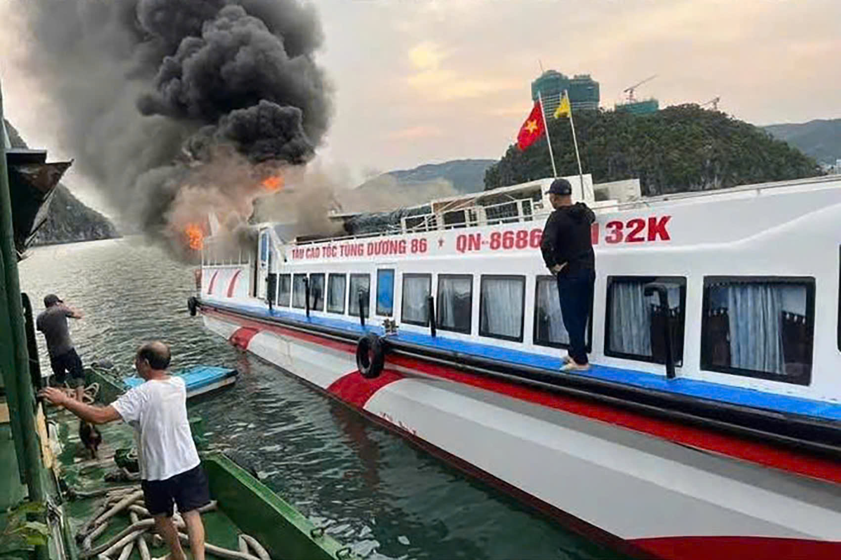 Tàu khách cao tốc bốc cháy dữ dội trên biển Vân Đồn- Ảnh 3. Tàu khách cao tốc bốc cháy dữ dội trên biển Vân Đồn- Ảnh 3.