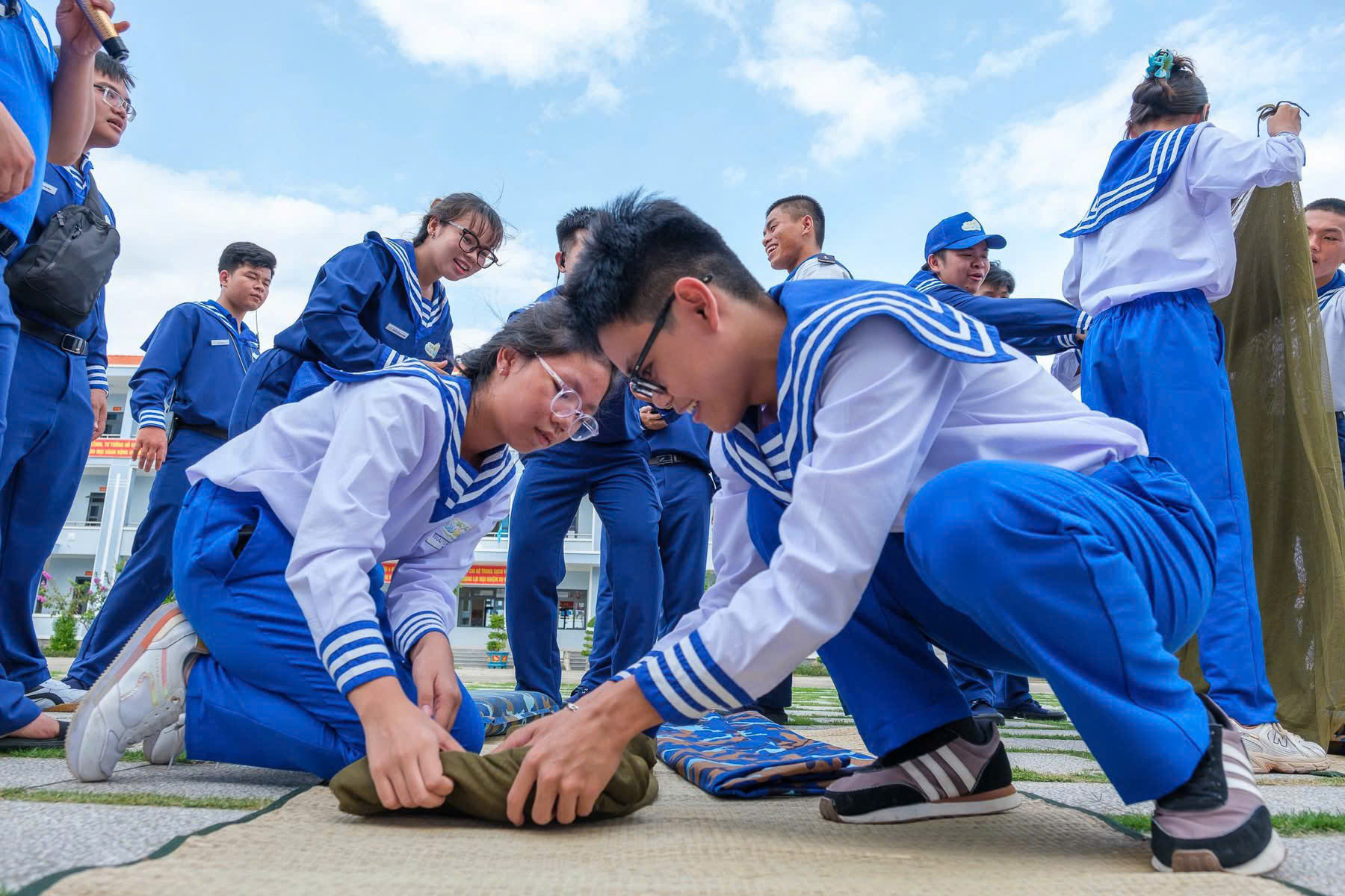 Học kỳ quân đội ươm mầm yêu nước tại Vùng 2 Hải quân - Ảnh 2.
