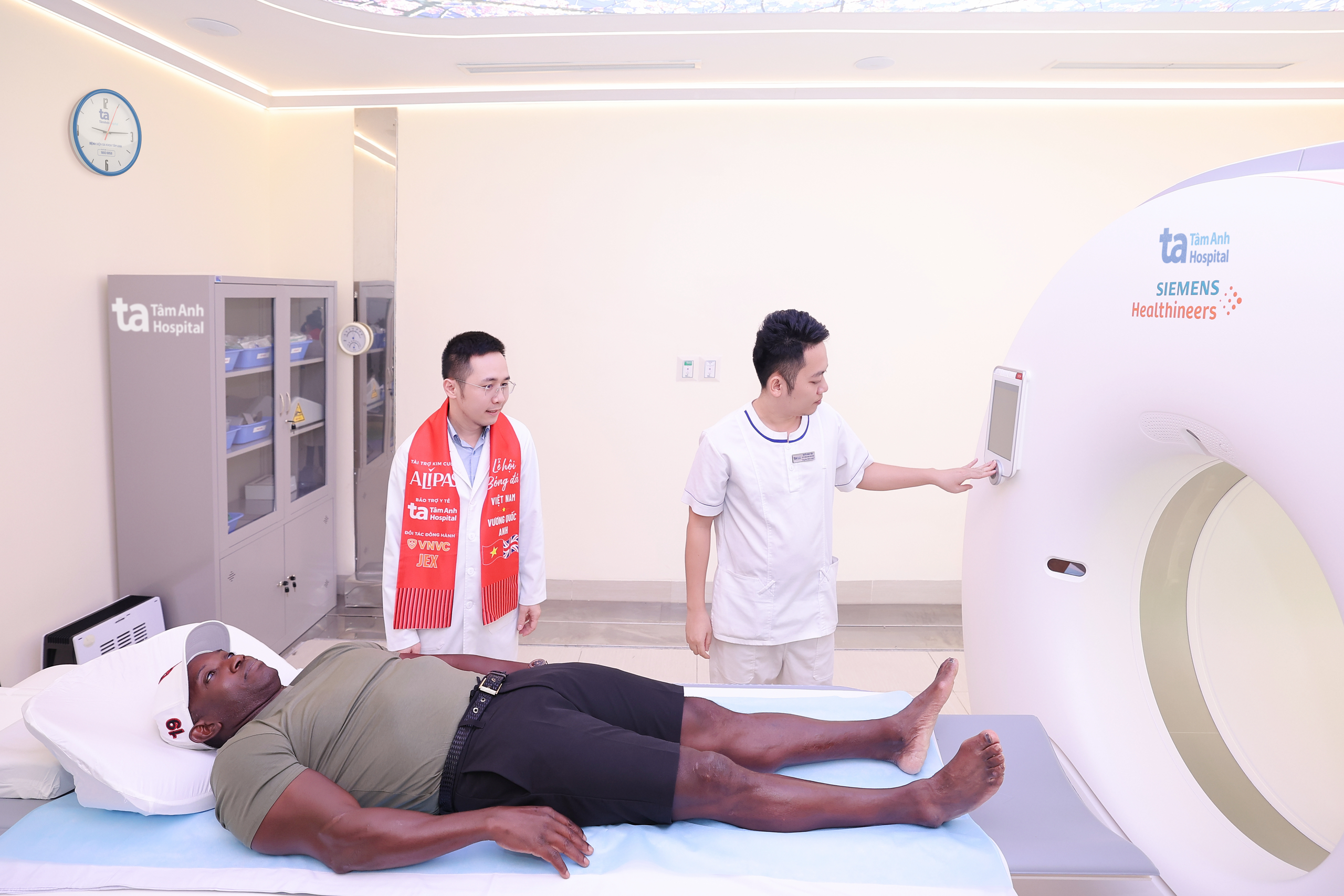 Dàn huyền thoại Ngoại hạng Anh ấn tượng với công nghệ y học thể thao BVĐK Tâm Anh- Ảnh 4. Dàn huyền thoại Ngoại hạng Anh ấn tượng với công nghệ y học thể thao BVĐK Tâm Anh- Ảnh 4.