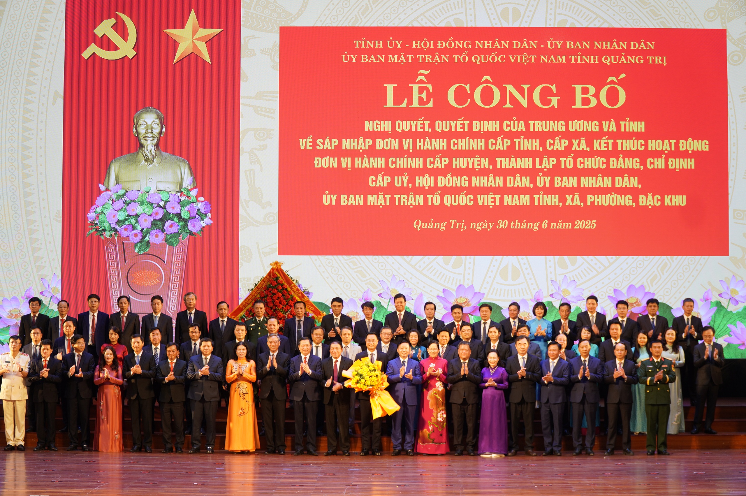 Tỉnh Quảng Trị mới có Bí thư, Chủ tịch UBND là lãnh đạo tỉnh Quảng Bình cũ- Ảnh 1. Tỉnh Quảng Trị mới có Bí thư, Chủ tịch UBND là lãnh đạo tỉnh Quảng Bình cũ- Ảnh 1.