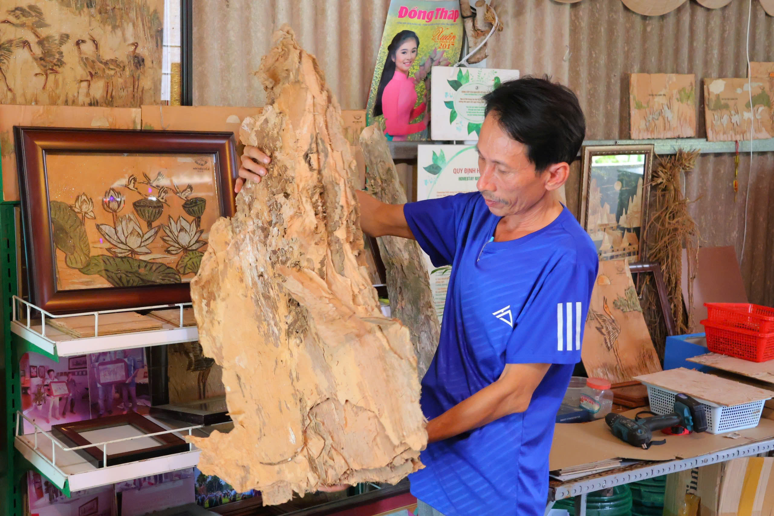 Thầy giáo kể chuyện sếu đầu đỏ bằng tranh vỏ tràm- Ảnh 3. Thầy giáo kể chuyện sếu đầu đỏ bằng tranh vỏ tràm- Ảnh 3.