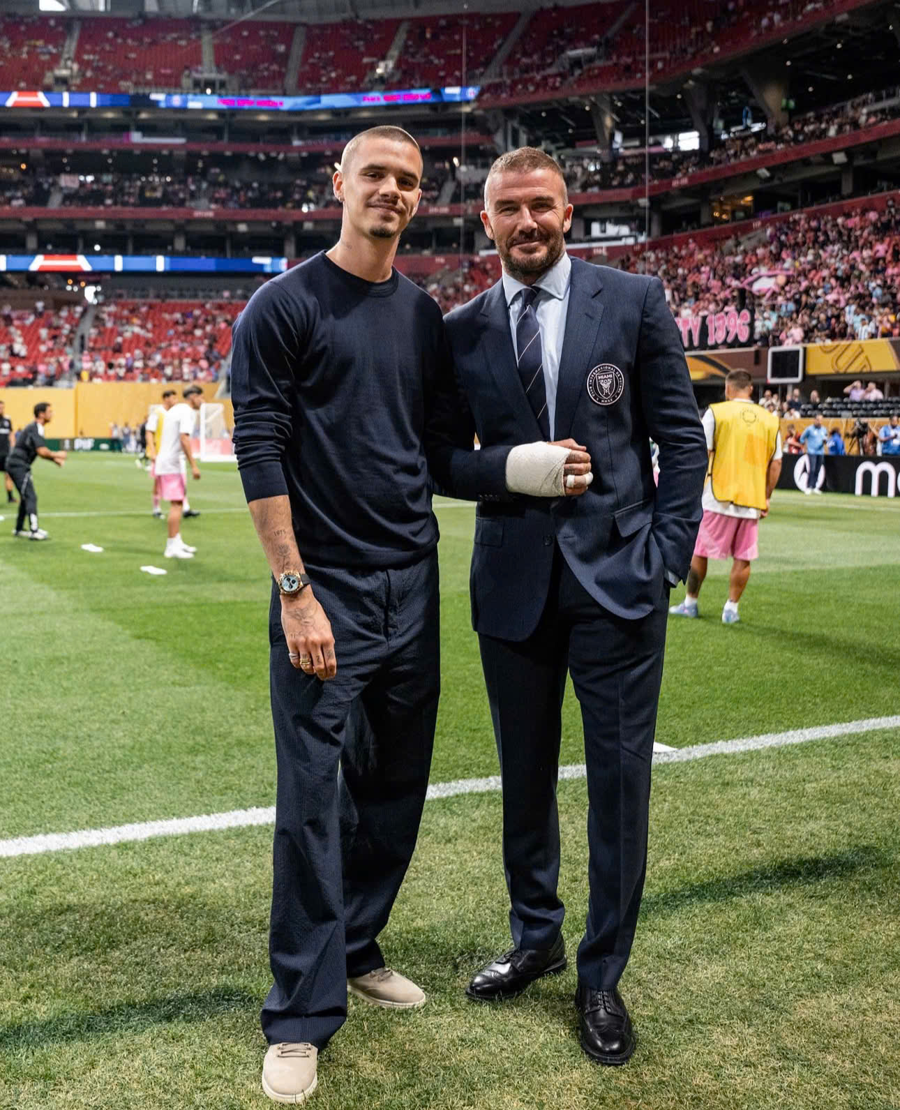 Sức khỏe hiện tại của David Beckham sau ca phẫu thuật chấn thương cổ tay - Ảnh 1. Sức khỏe hiện tại của David Beckham sau ca phẫu thuật chấn thương cổ tay - Ảnh 1.