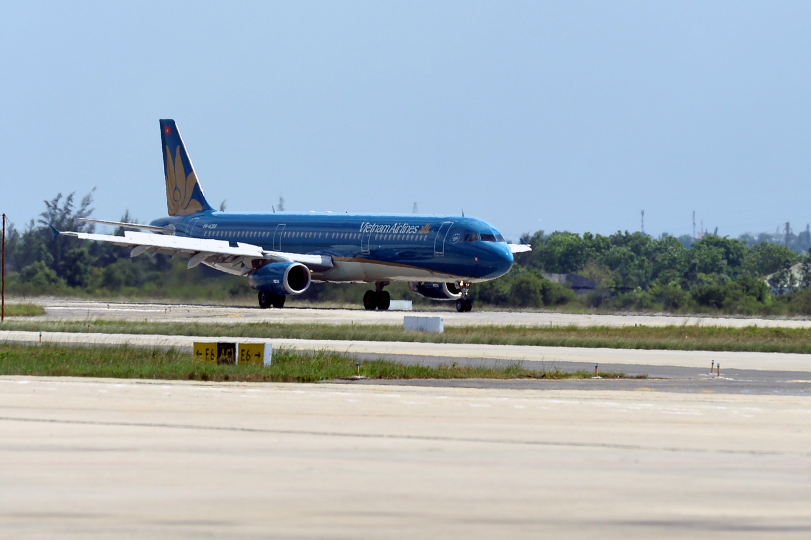 Vietnam Airlines dừng khẩn cấp cứu hành khách phải thở oxy trên máy bay - Ảnh 1.