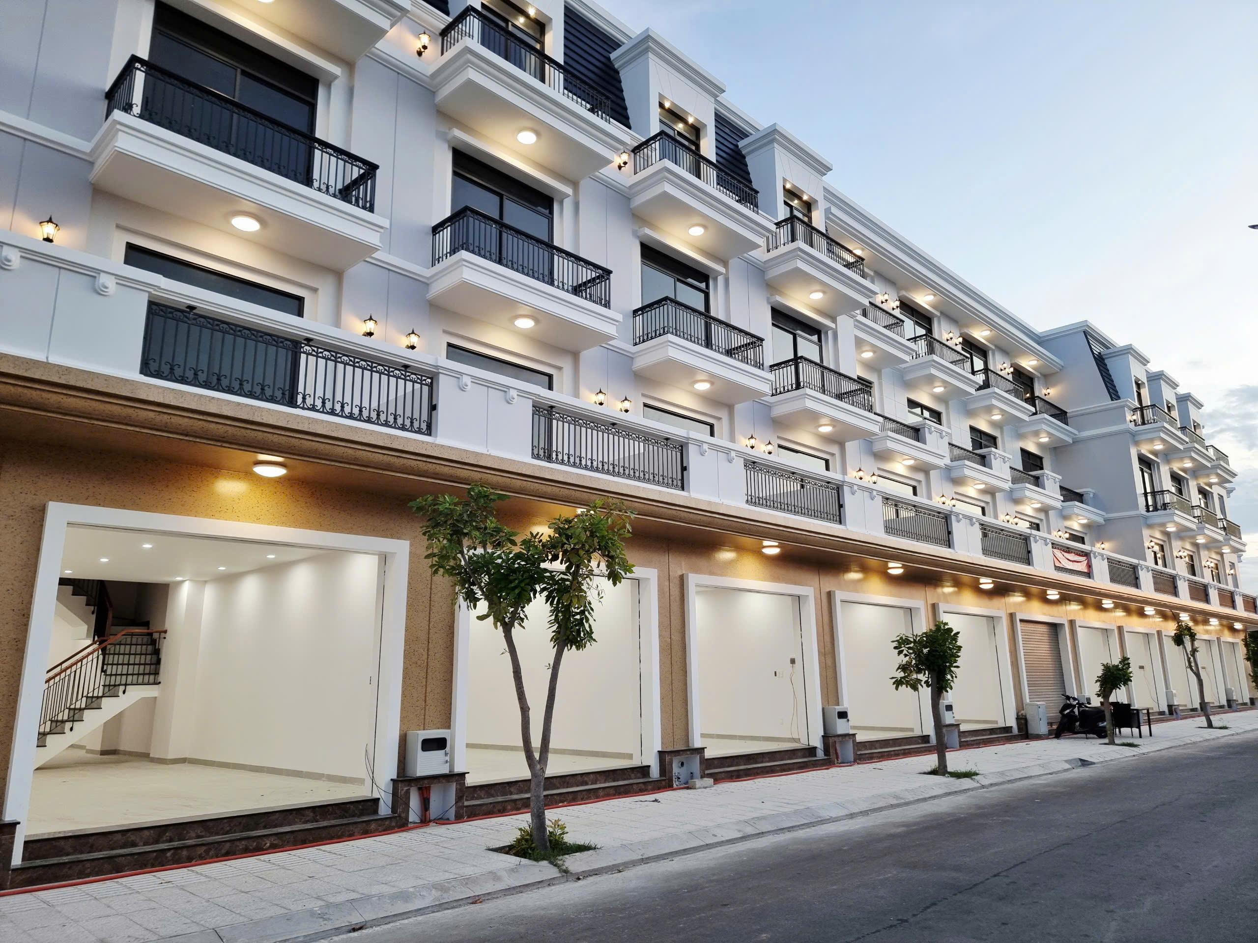 Bình Sơn Ocean Park chính thức bàn giao quỹ shophouse đầu tiên tới khách hàng - Ảnh 1.