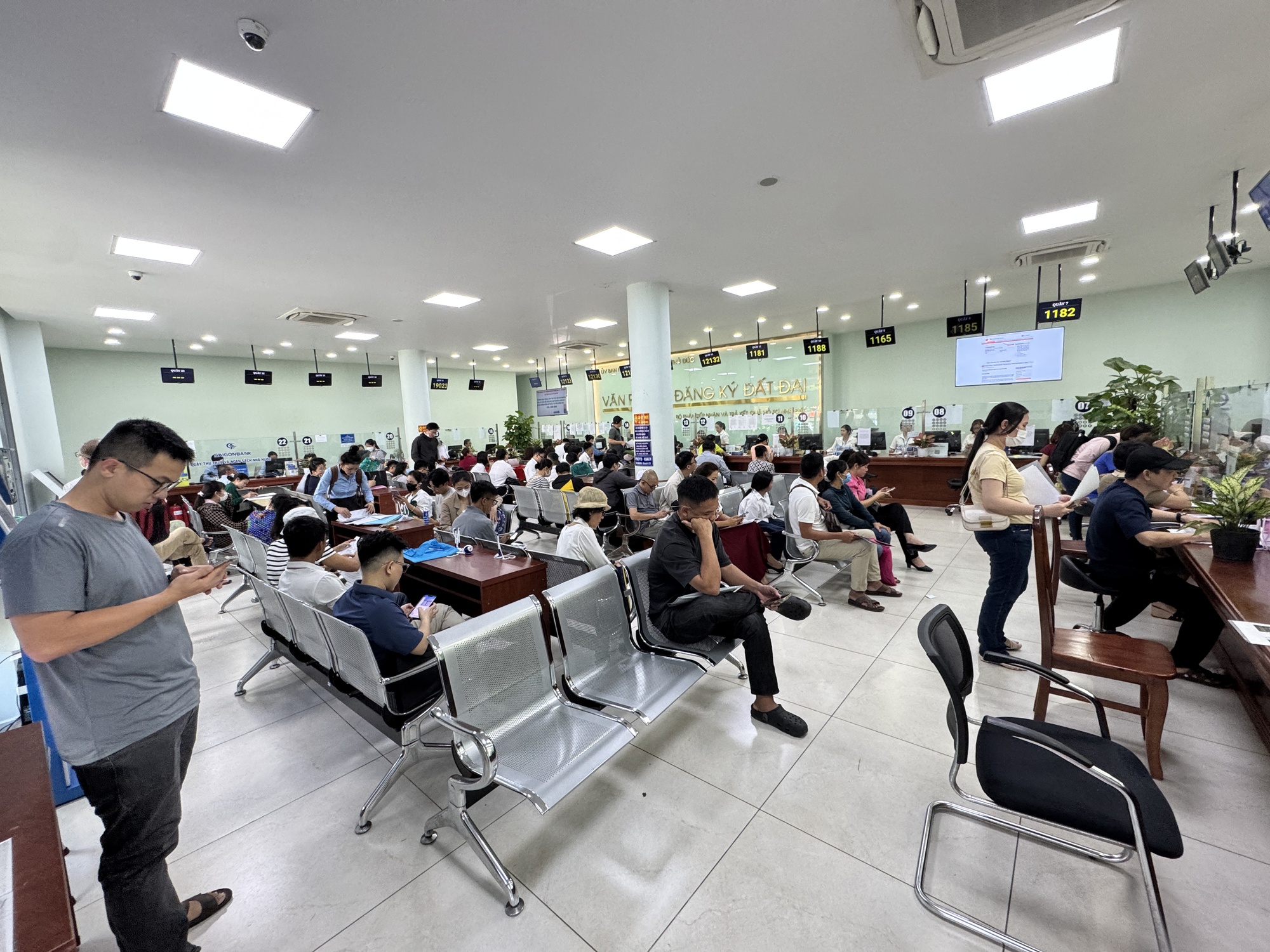 Người dân Thủ Đức đua nhau làm hồ sơ nhà đất trước ngày sáp nhập chính quyền - Ảnh 1. Người dân Thủ Đức đua nhau làm hồ sơ nhà đất trước ngày sáp nhập chính quyền - Ảnh 1.