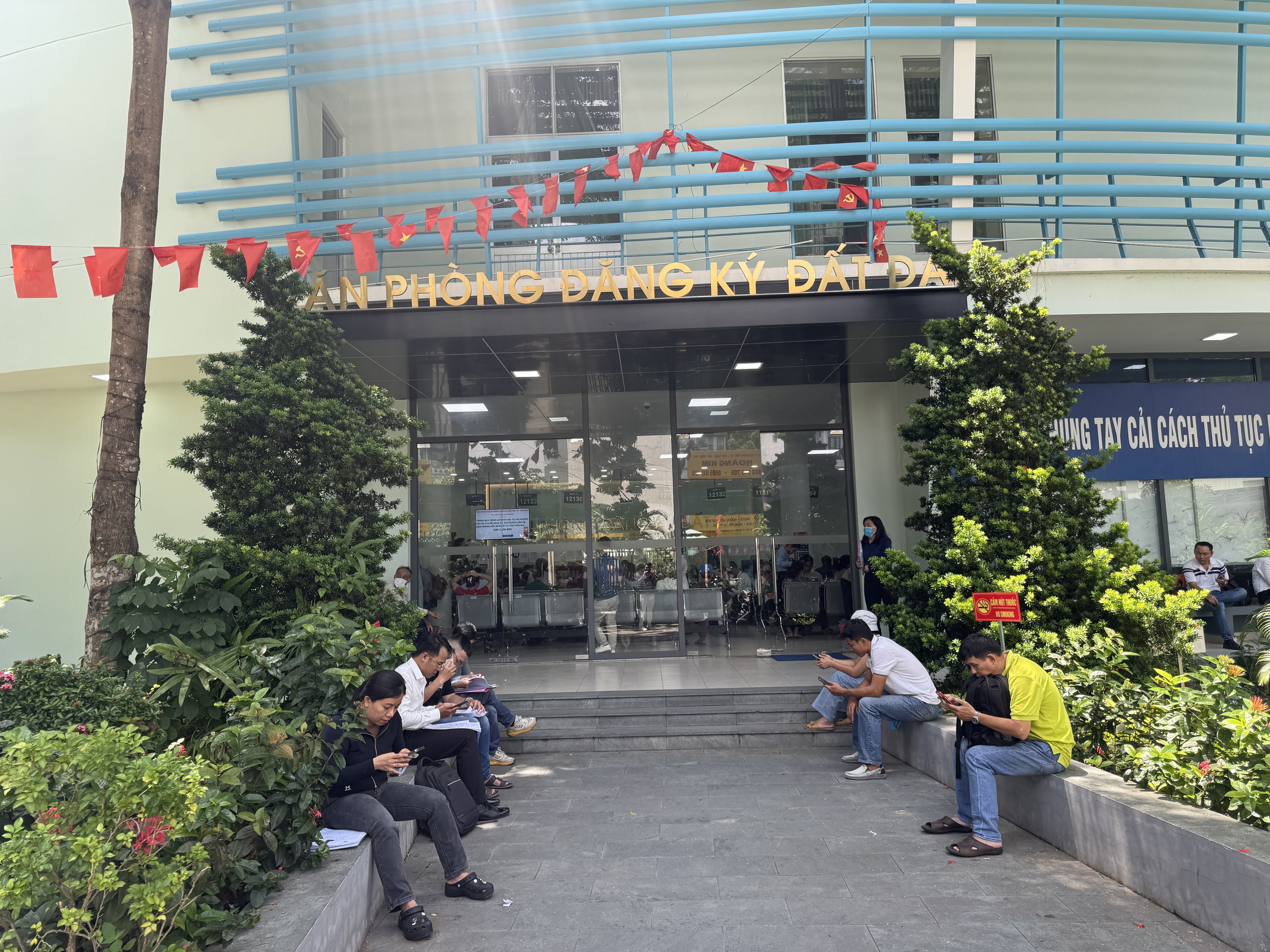 Người dân Thủ Đức đua nhau làm hồ sơ nhà đất trước ngày sáp nhập chính quyền - Ảnh 2. Người dân Thủ Đức đua nhau làm hồ sơ nhà đất trước ngày sáp nhập chính quyền - Ảnh 2.