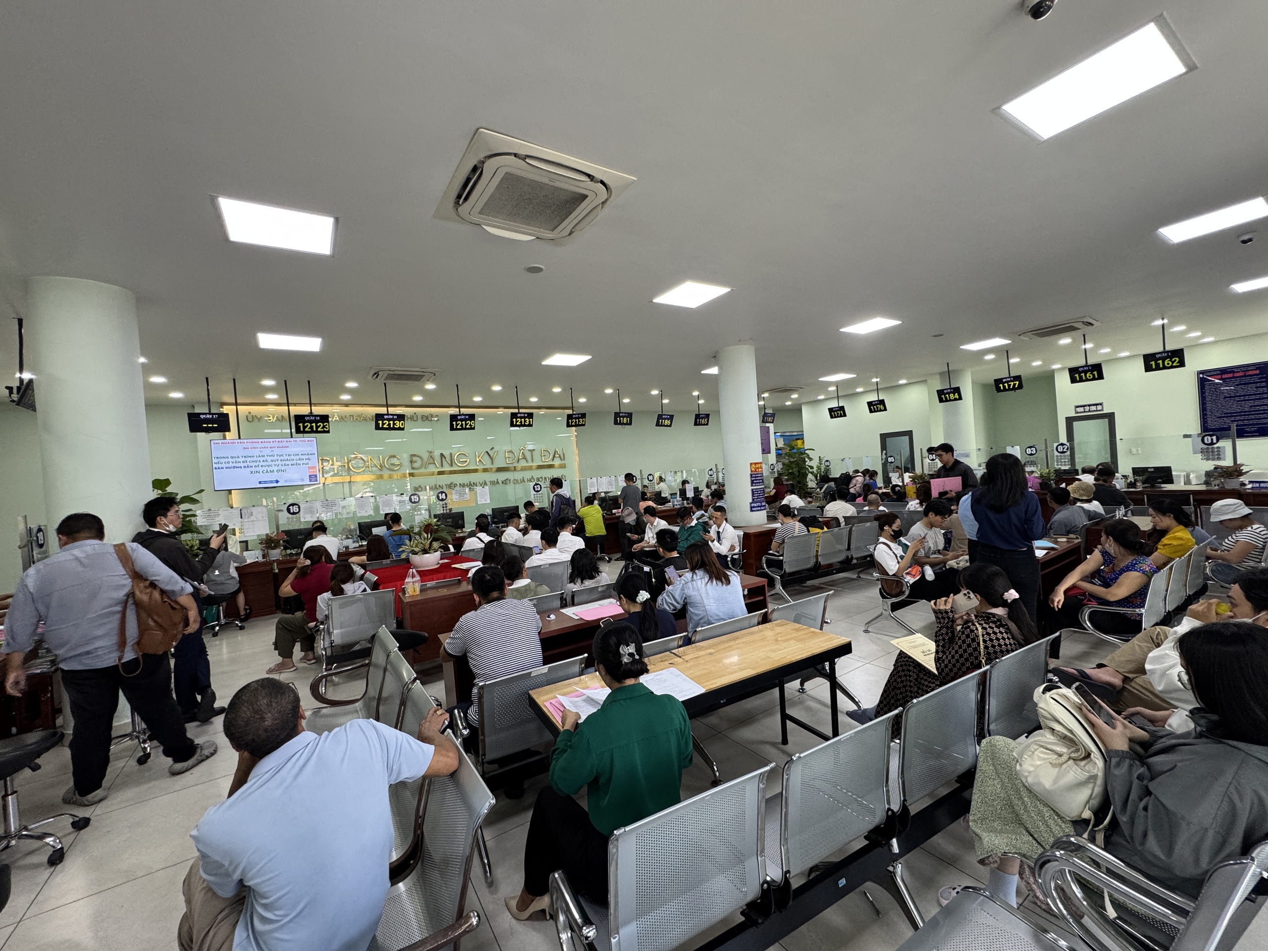 Người dân Thủ Đức đua nhau làm hồ sơ nhà đất trước ngày sáp nhập chính quyền - Ảnh 5. Người dân Thủ Đức đua nhau làm hồ sơ nhà đất trước ngày sáp nhập chính quyền - Ảnh 5.