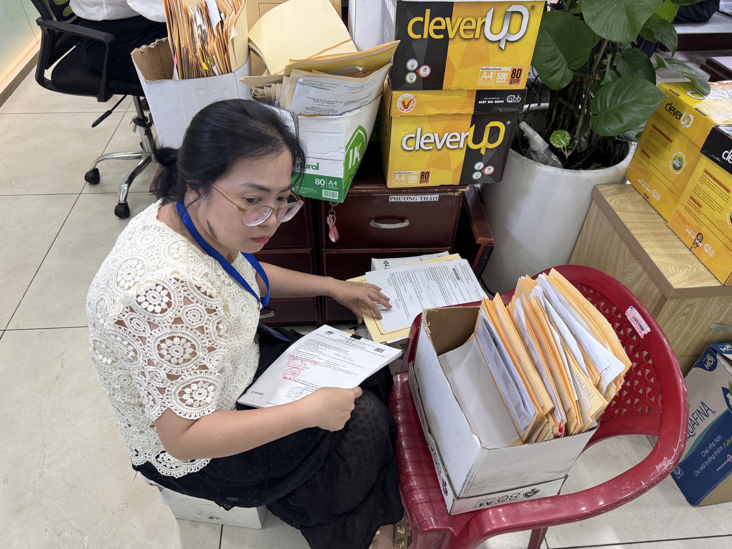 Người dân Thủ Đức đua nhau làm hồ sơ nhà đất trước ngày sáp nhập chính quyền - Ảnh 7. Người dân Thủ Đức đua nhau làm hồ sơ nhà đất trước ngày sáp nhập chính quyền - Ảnh 7.