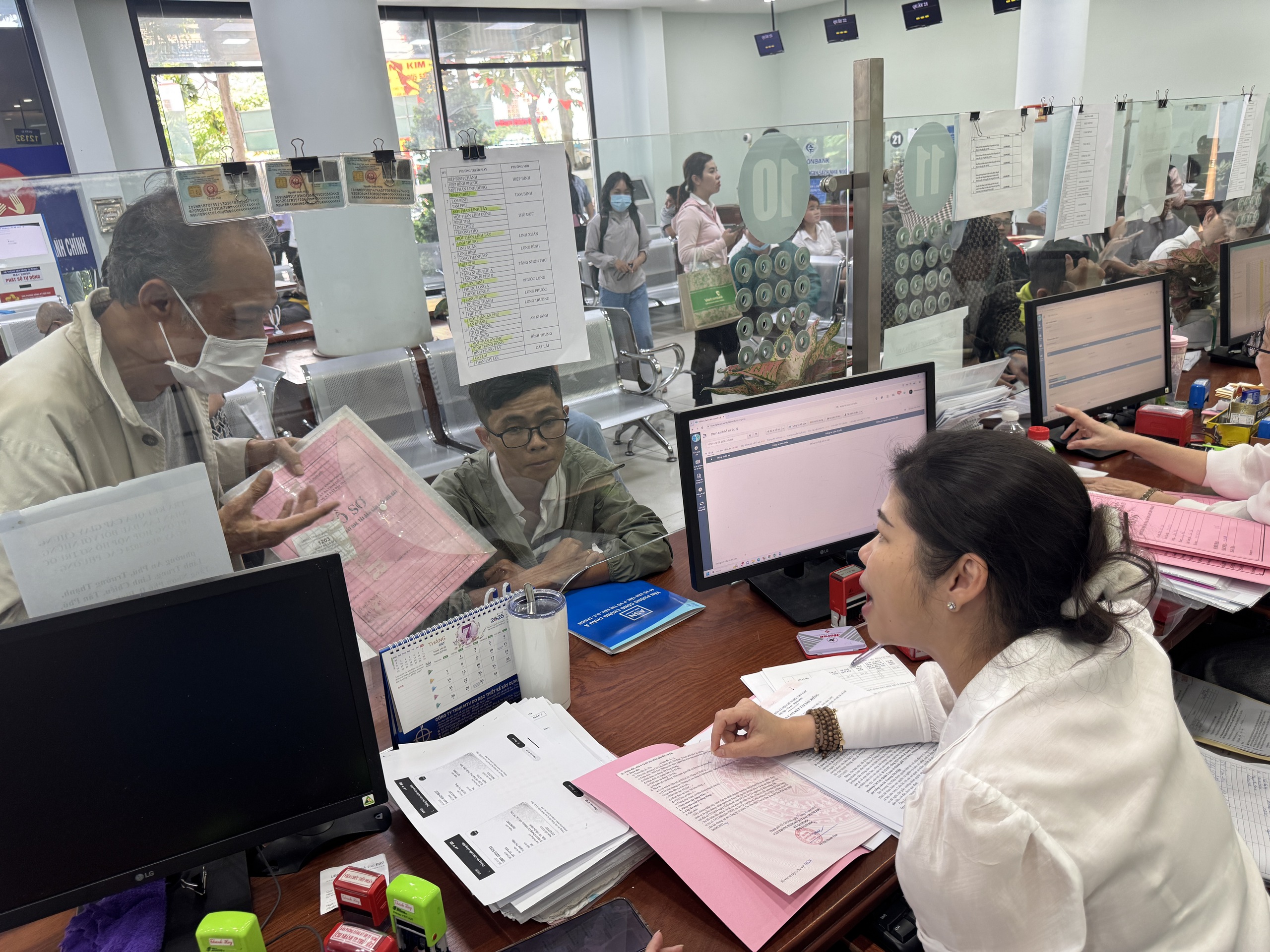 Người dân Thủ Đức đua nhau làm hồ sơ nhà đất trước ngày sáp nhập chính quyền - Ảnh 6. Người dân Thủ Đức đua nhau làm hồ sơ nhà đất trước ngày sáp nhập chính quyền - Ảnh 6.