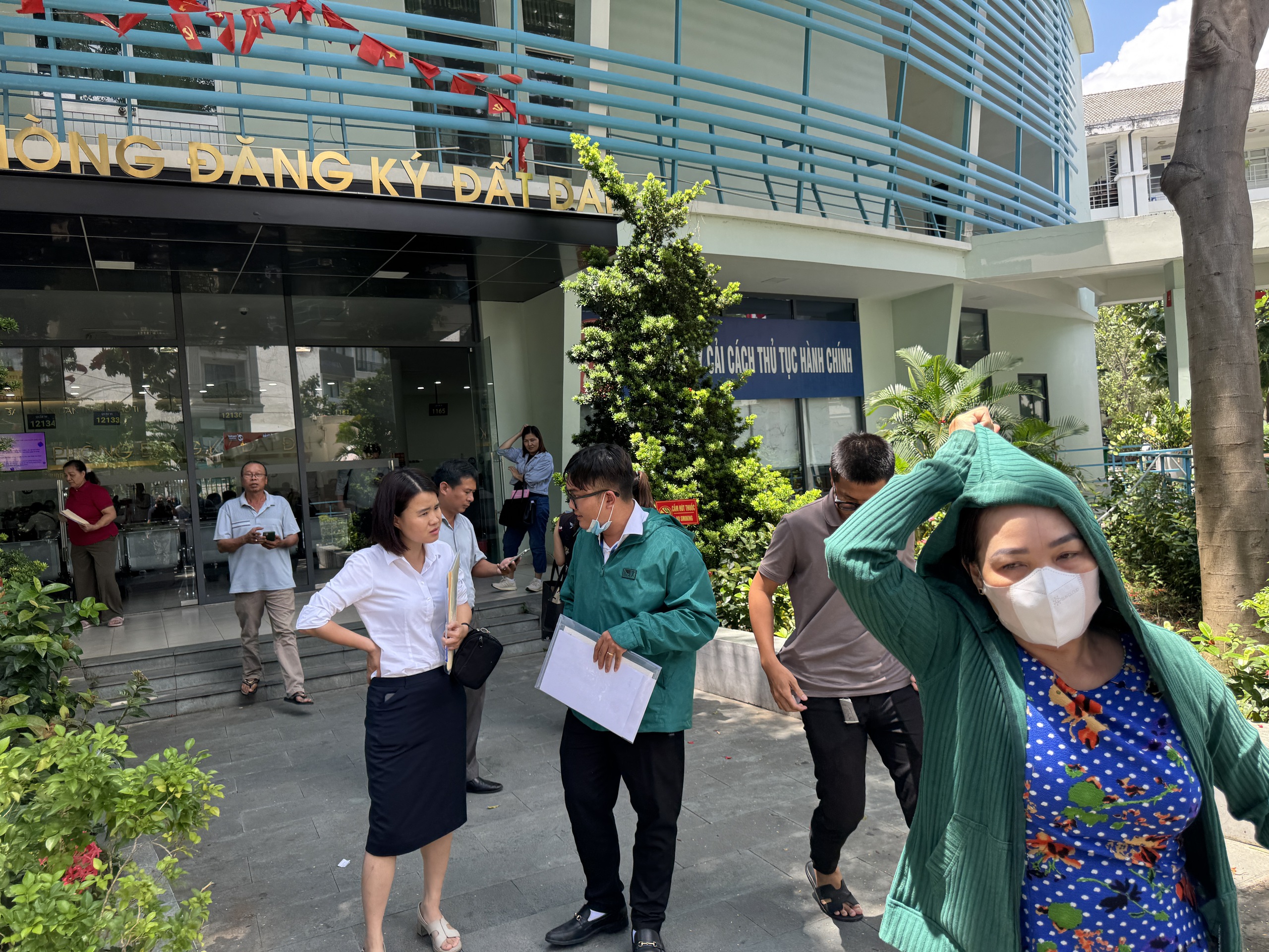 Người dân Thủ Đức đua nhau làm hồ sơ nhà đất trước ngày sáp nhập chính quyền - Ảnh 8. Người dân Thủ Đức đua nhau làm hồ sơ nhà đất trước ngày sáp nhập chính quyền - Ảnh 8.