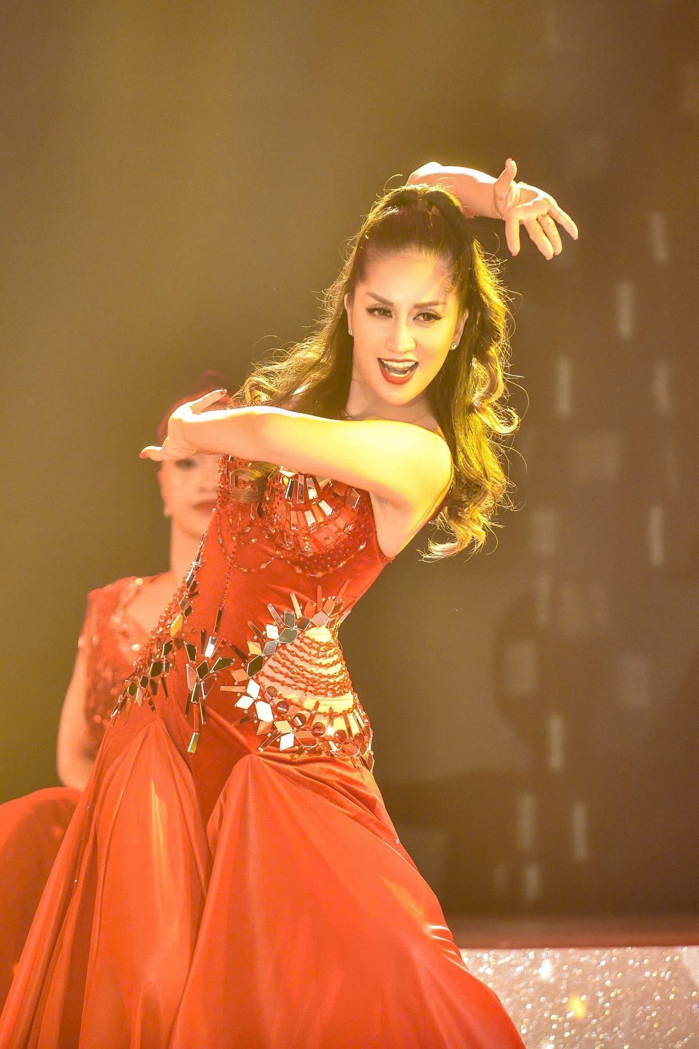 „Velký šmrnc“ ve stylu Khanh Thi – Foto 5. 'Chơi lớn' kiểu Khánh Thi- Ảnh 5.